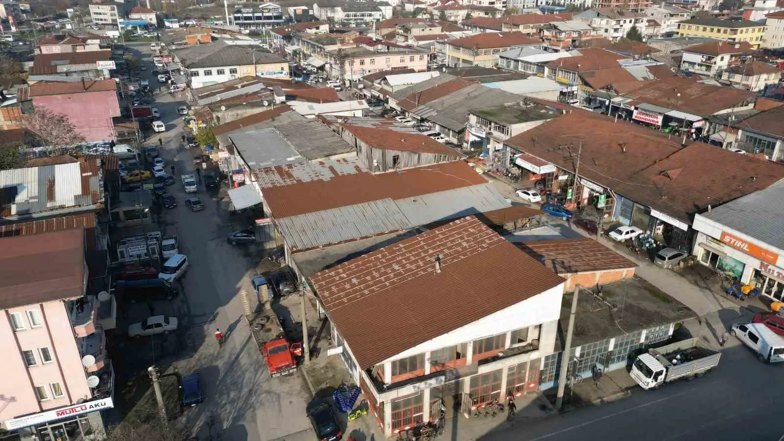 Düzce’de tehlike saçan yapılara belediye neşteri: Eski pazaryeri yerle bir edildi