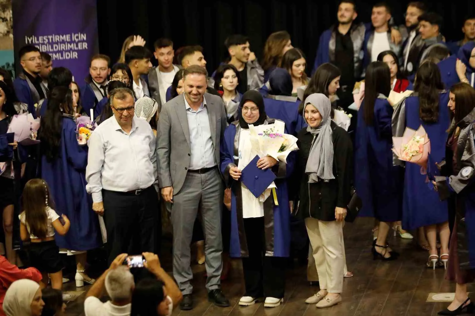 Okul sıralarına 42 yıl sonra döndü: Azmiyle gençlere ilham oldu