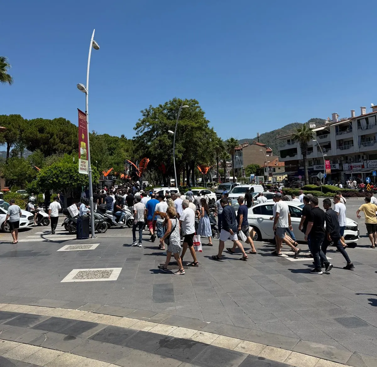 Marmaris’te esnafın gölgelik isyanı: Belediye binası önünde gergin anlar