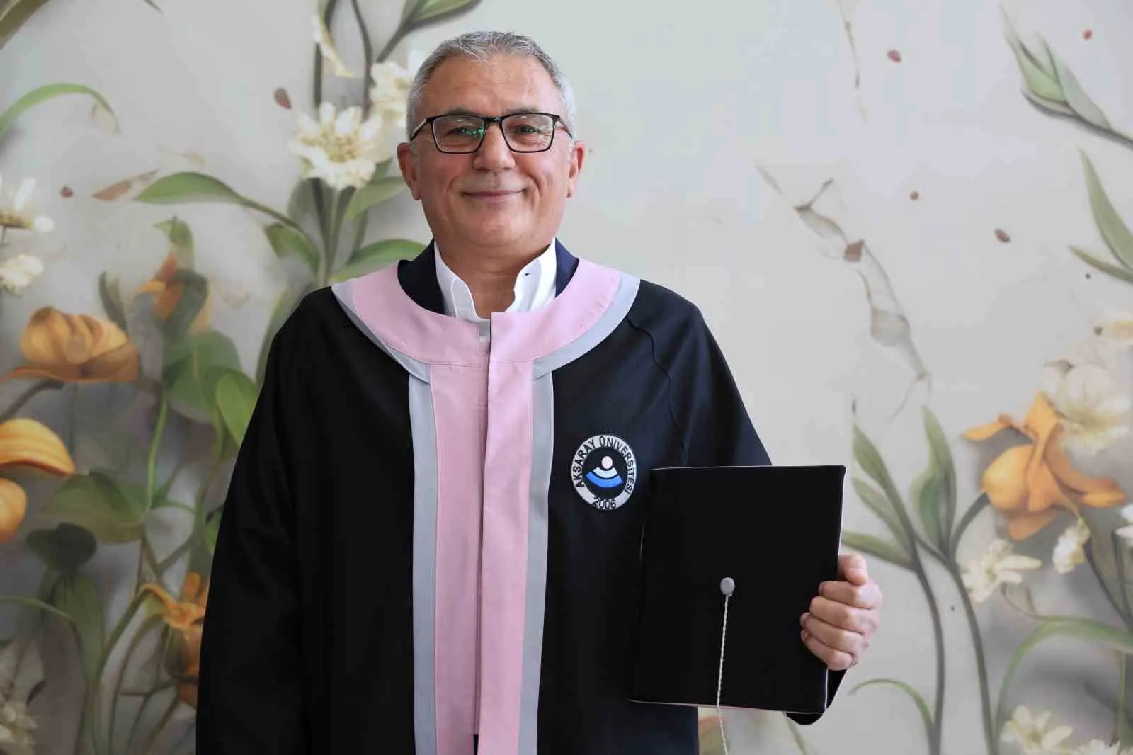Diplomayı torunla paylaşma gururu: 59 yaşında mezuniyet sevinci