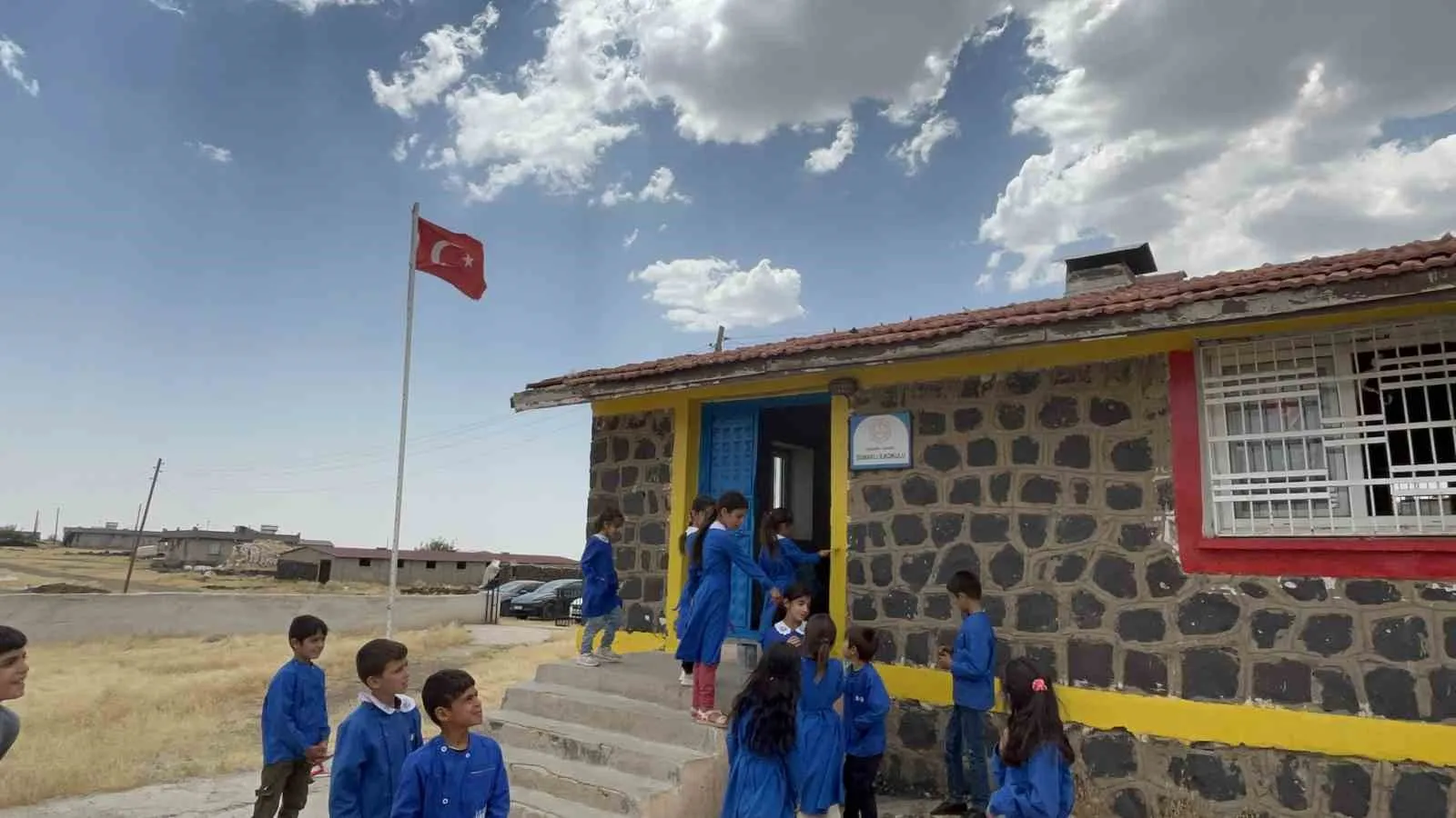 Minik öğrencilerin hayali gerçek oldu: Köy okulu cıvıl cıvıl renklere büründü