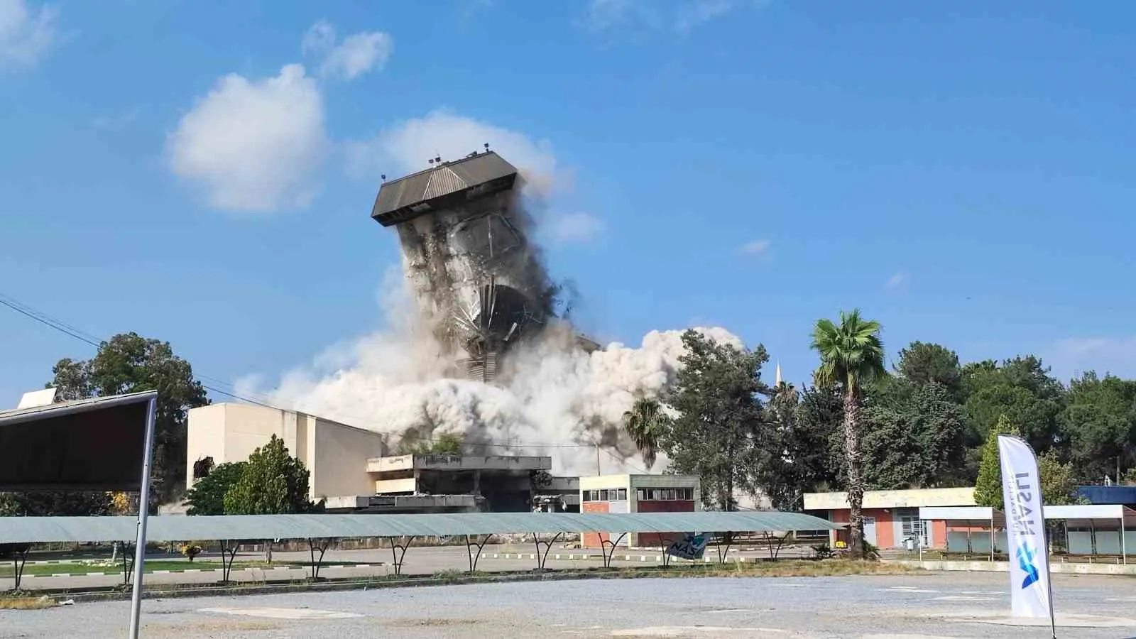 Adana’da dev yapı saniyeler içinde yerle bir oldu: Çukobirlik binası için son perde