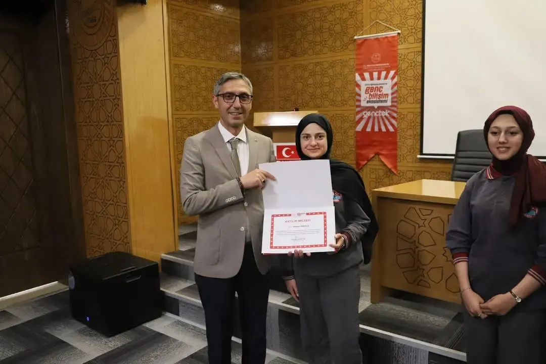 Bayburtlu gençler kürsüde kimlik değiştirdi: Rol temelli münazara dönemi