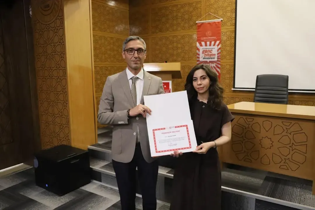 Bayburtlu gençler kürsüde kimlik değiştirdi: Rol temelli münazara dönemi