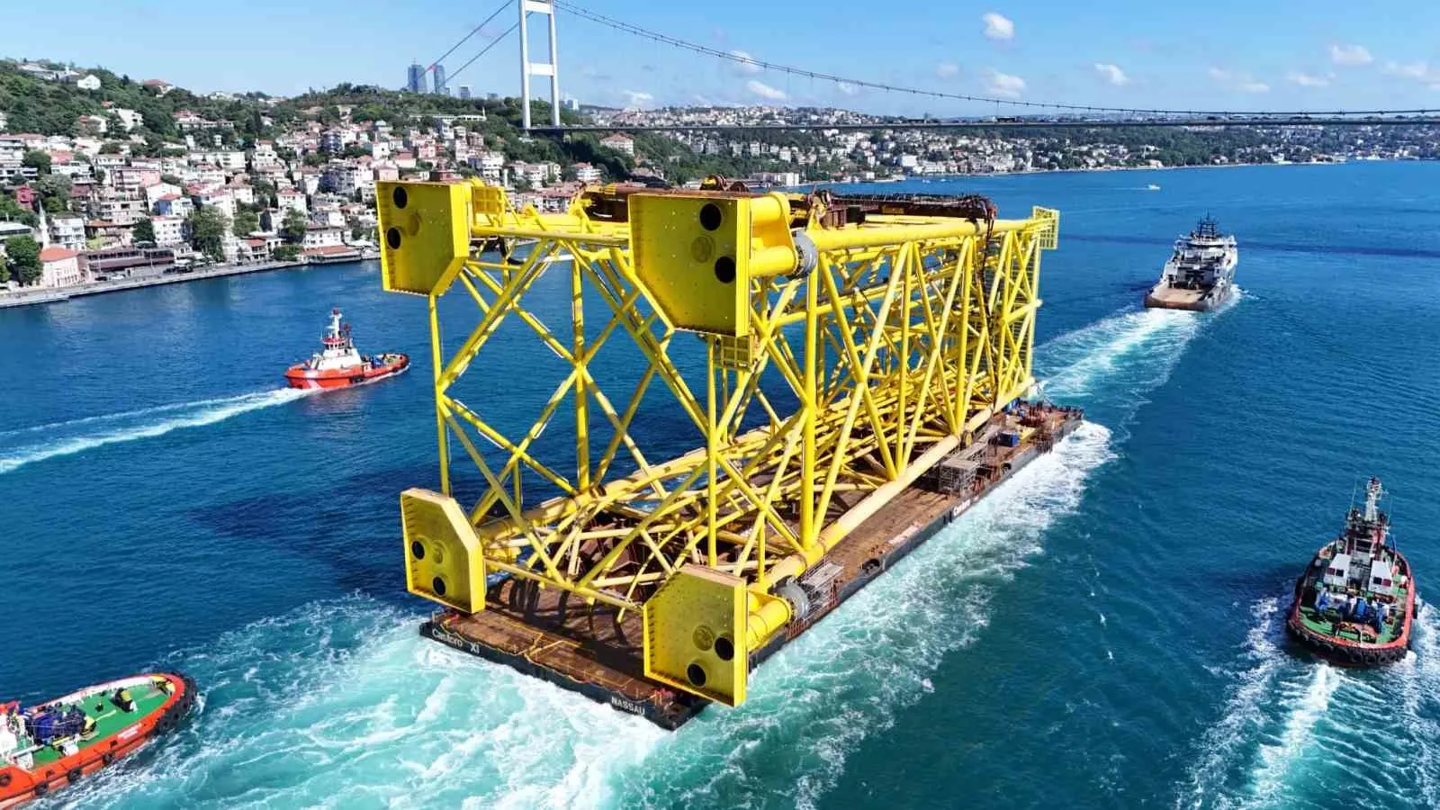 İstanbul Boğazı’nda dev geçiş: 350 metrelik dev yapı havadan görüntülendi