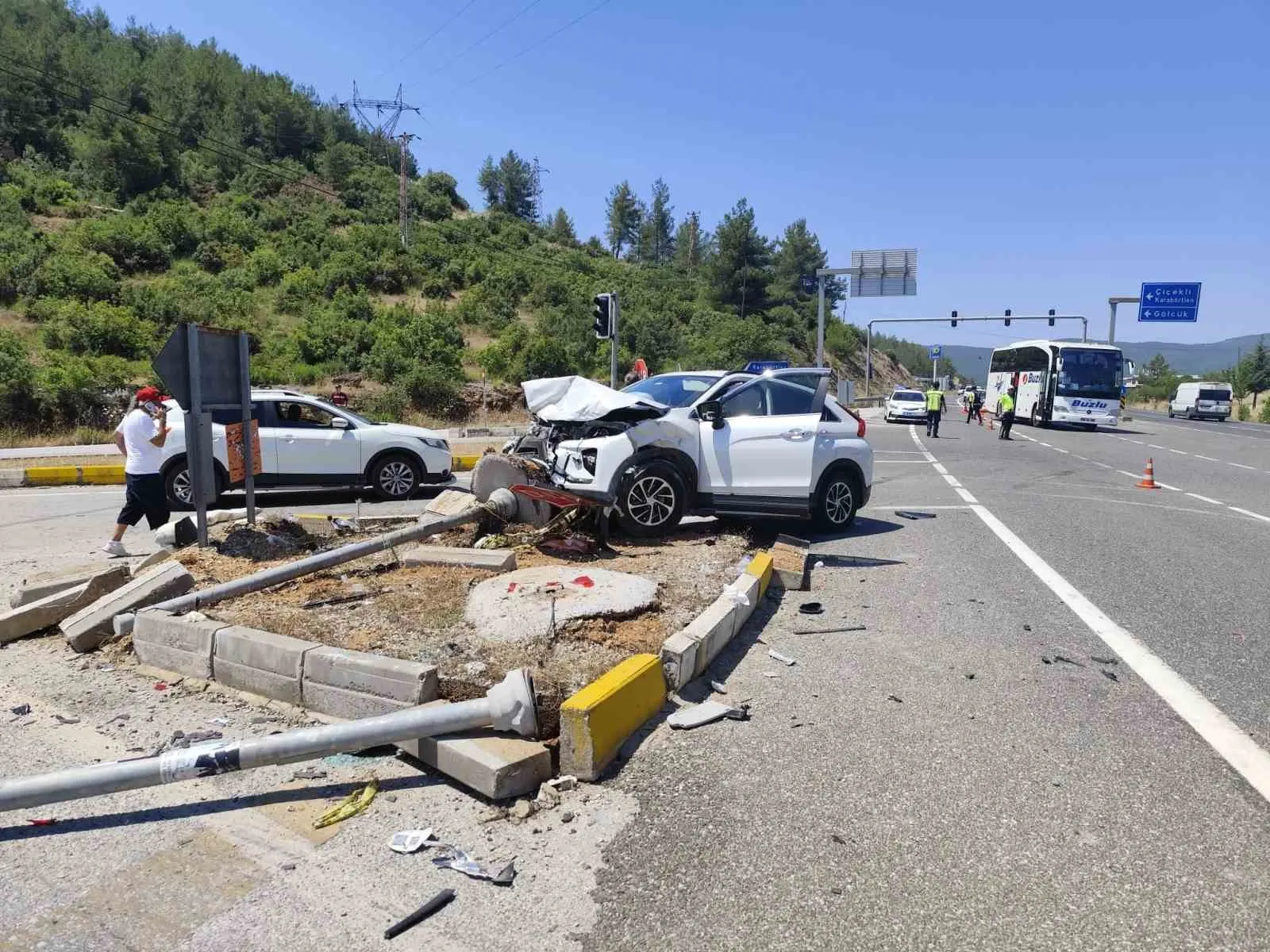 Ula’da trafik ışıklarında can pazarı: İki araç çarpıştı