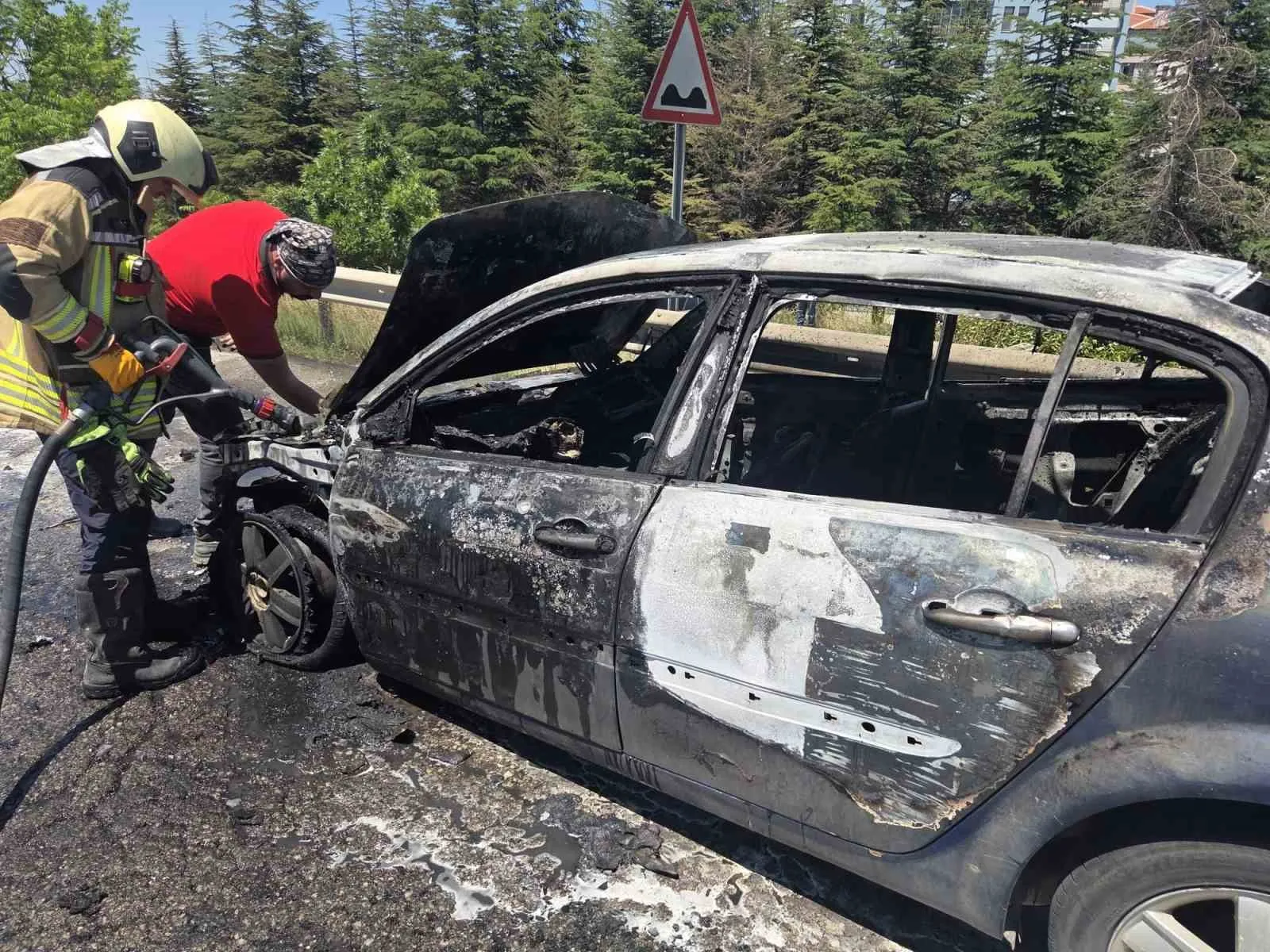 Elmadağ yolunda dehşet anları: Seyir halindeki araç alevlere teslim oldu