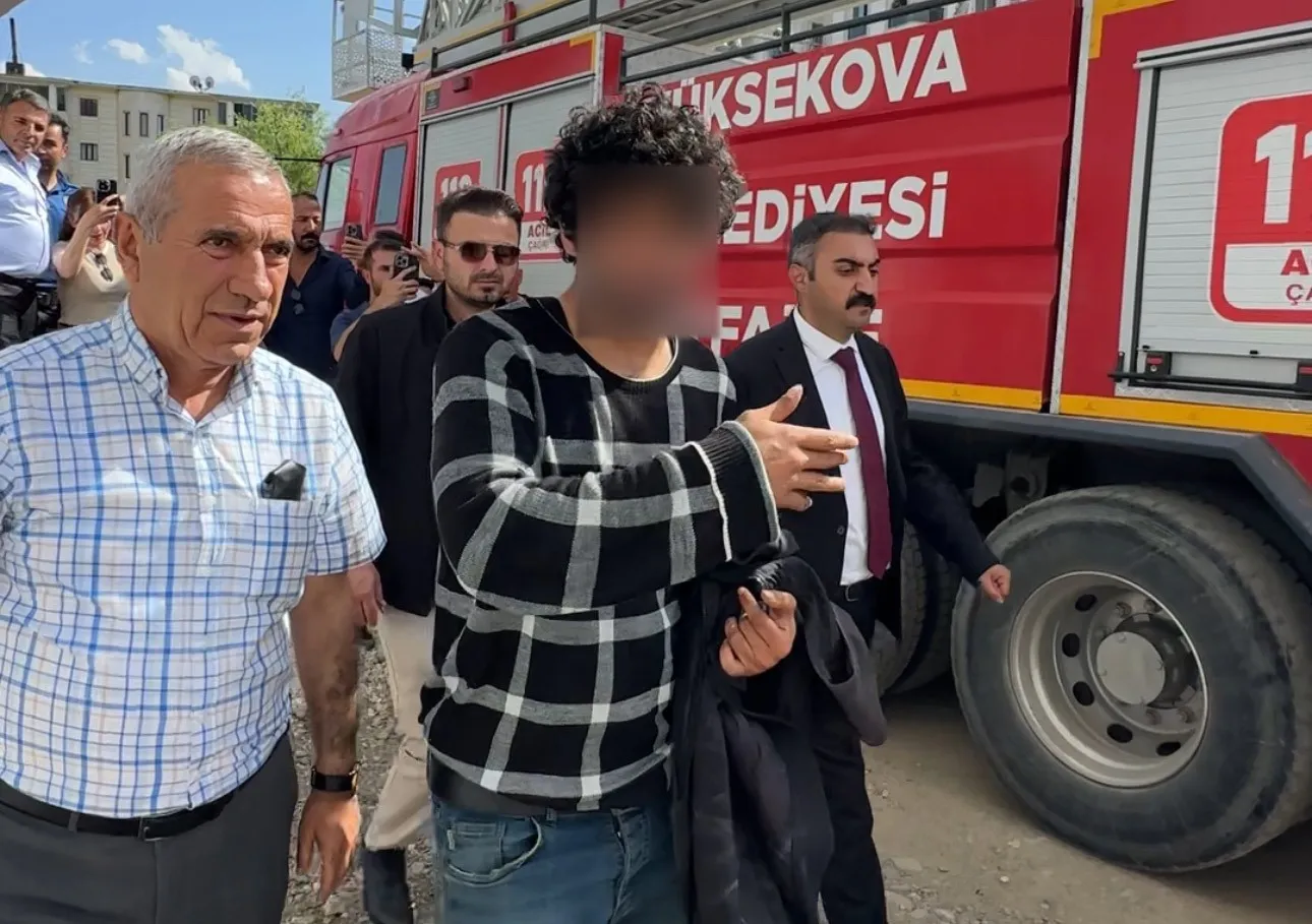Türkiye'nin dört bir yanını dolaşıp çatıya çıkıyor: 241'inci girişim Yüksekova'da son buldu