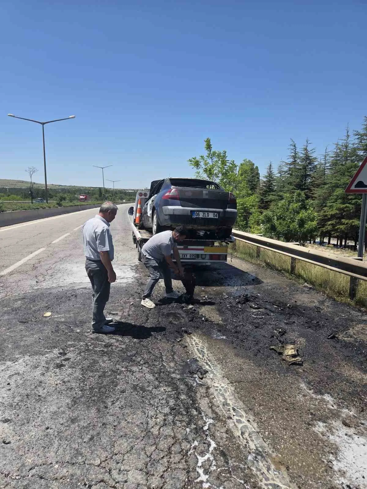 Elmadağ yolunda dehşet anları: Seyir halindeki araç alevlere teslim oldu
