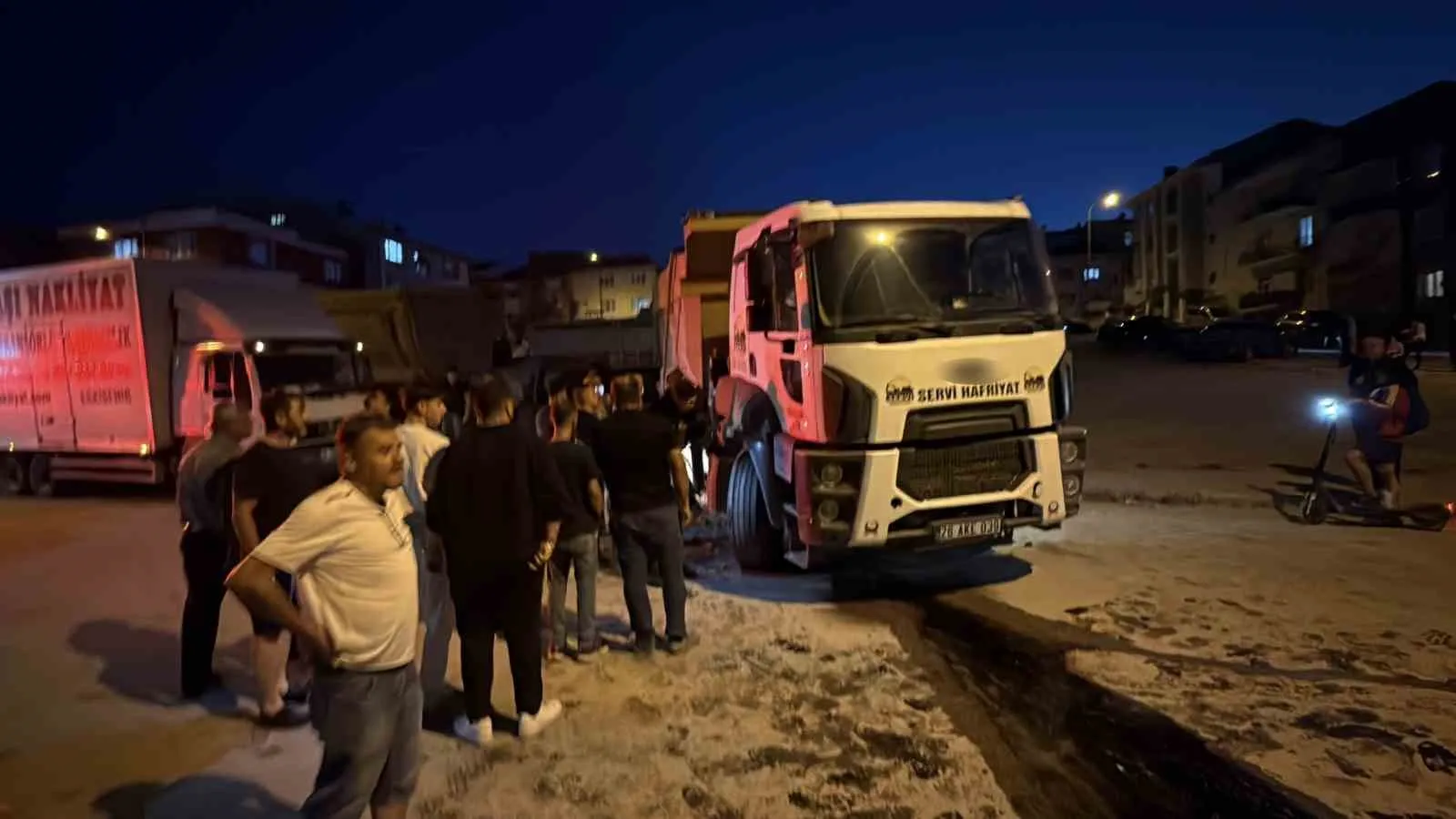 Eskişehir'de saniyelerle gelen mucize: Kontrolden çıkan kamyon çocuk parkını teğet geçti