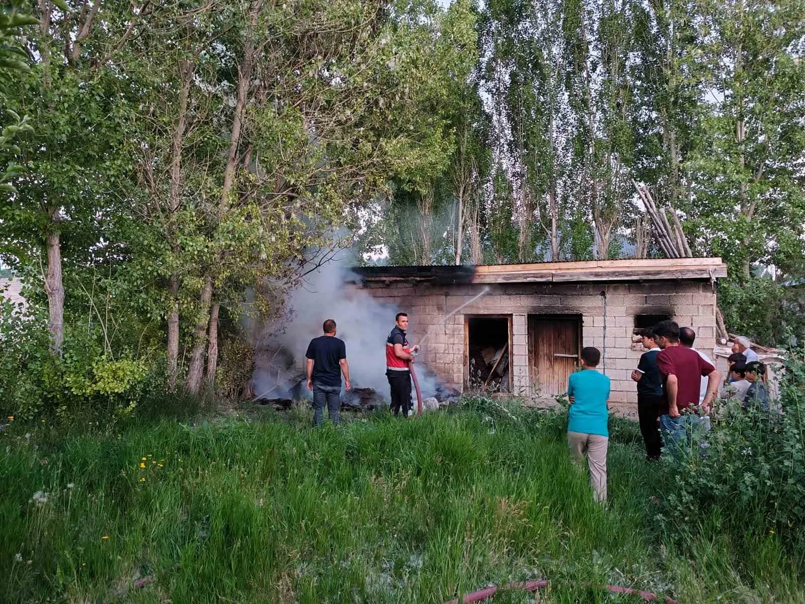 Erciş'te korkutan yangın: Odunluk küle döndü
