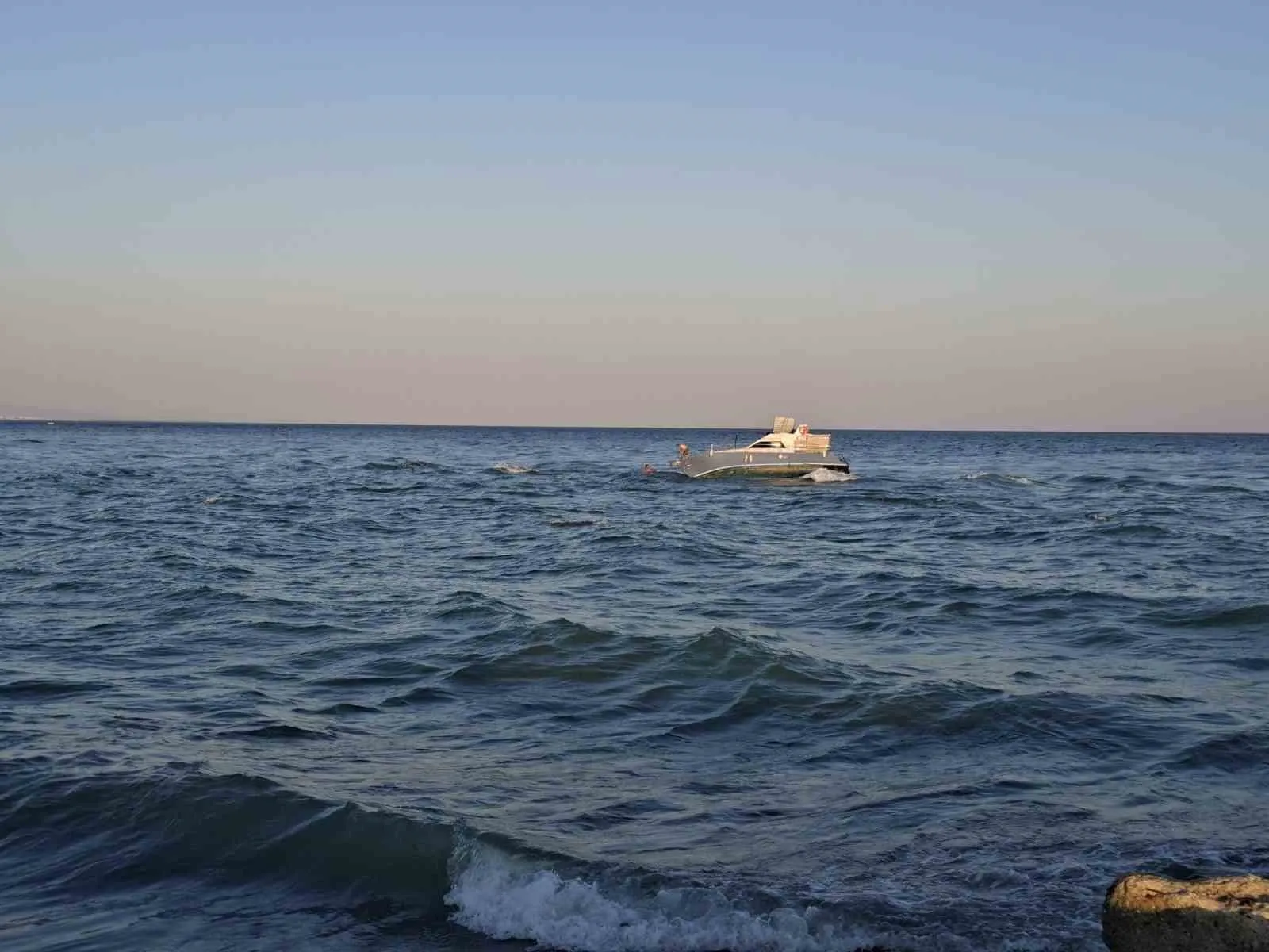 Antalya'da kurtarma operasyonu krize dönüştü: Hem gezi teknesi hem de yardıma gidenler mahsur kaldı