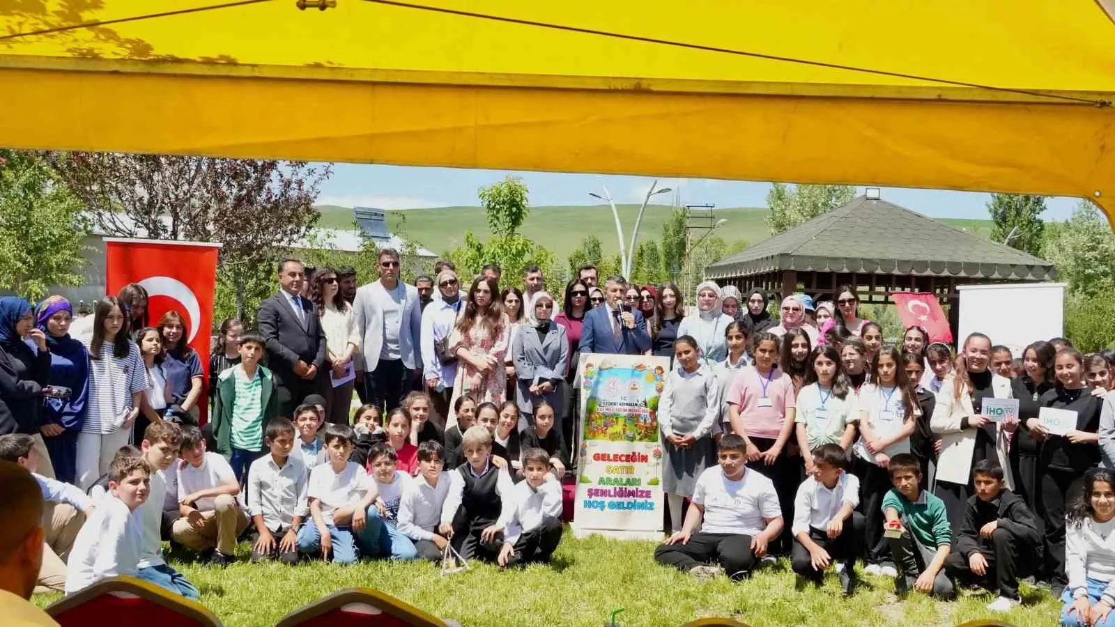 Eleşkirtli öğrencilerden edebiyata sanatsal dokunuş: Kitaplar sahnede hayat buldu