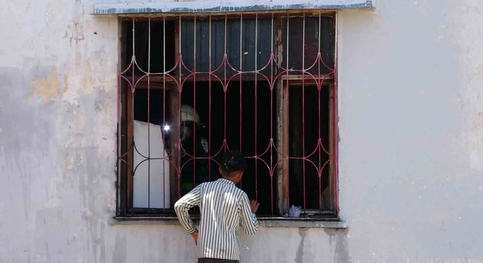 Antalya'da esrarengiz olay: Aynı sahibin iki evi dakikalar arayla küle döndü