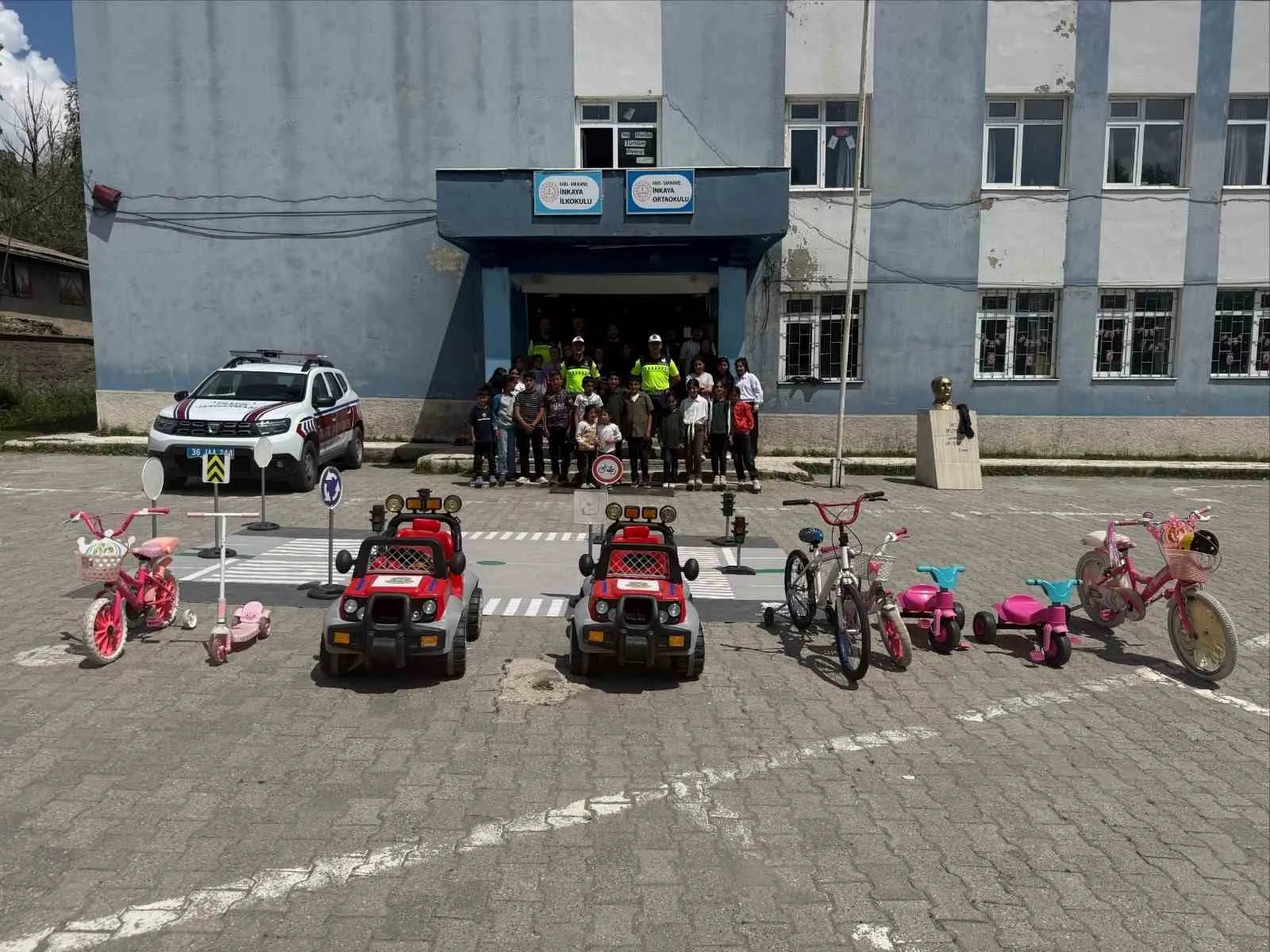 Kars’ta jandarmadan minik öğrencilere trafik seferberliği