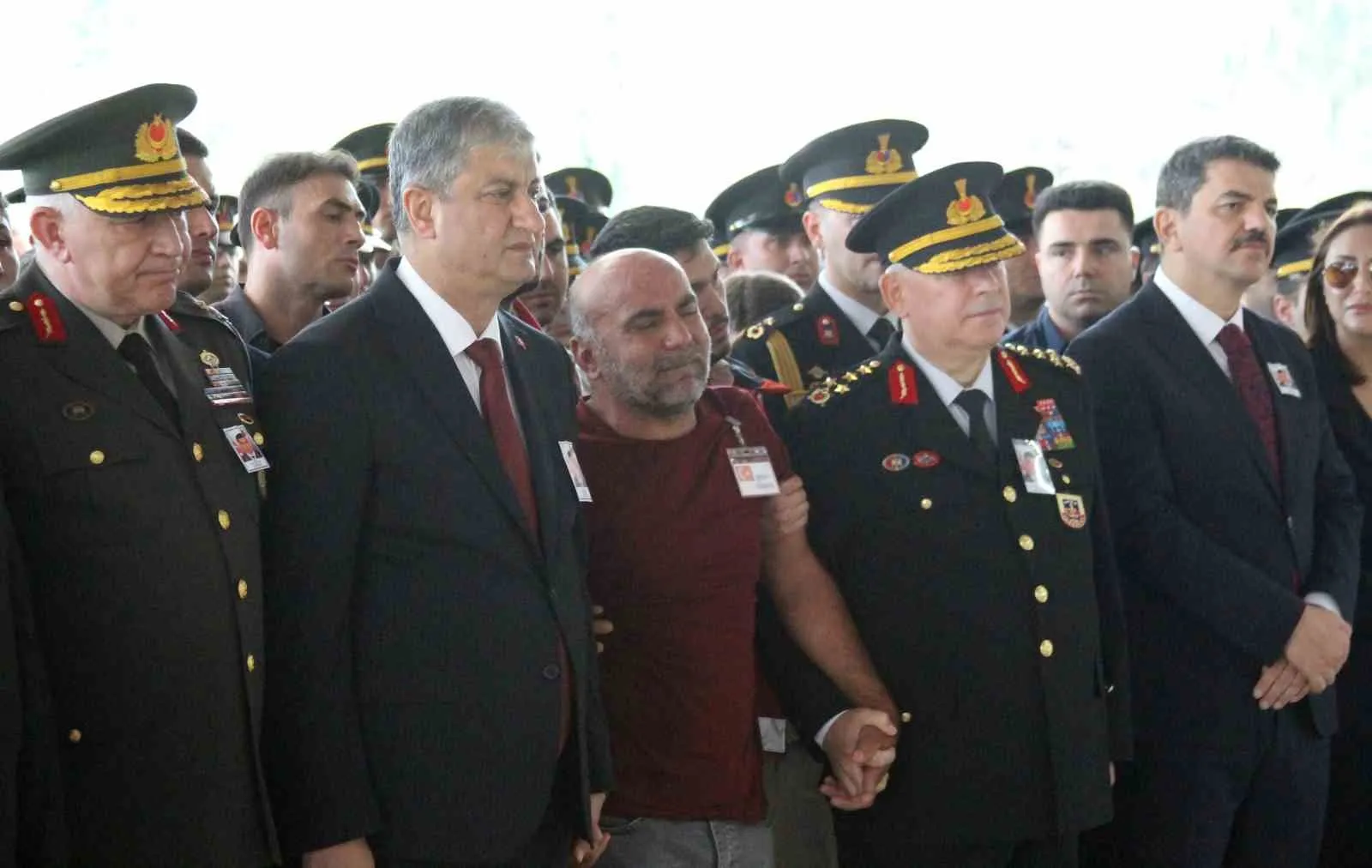 Evlat acısıyla sarsılan baba tabuta sarıldı: Şehit Samet Karabulut son yolculuğuna uğurlandı