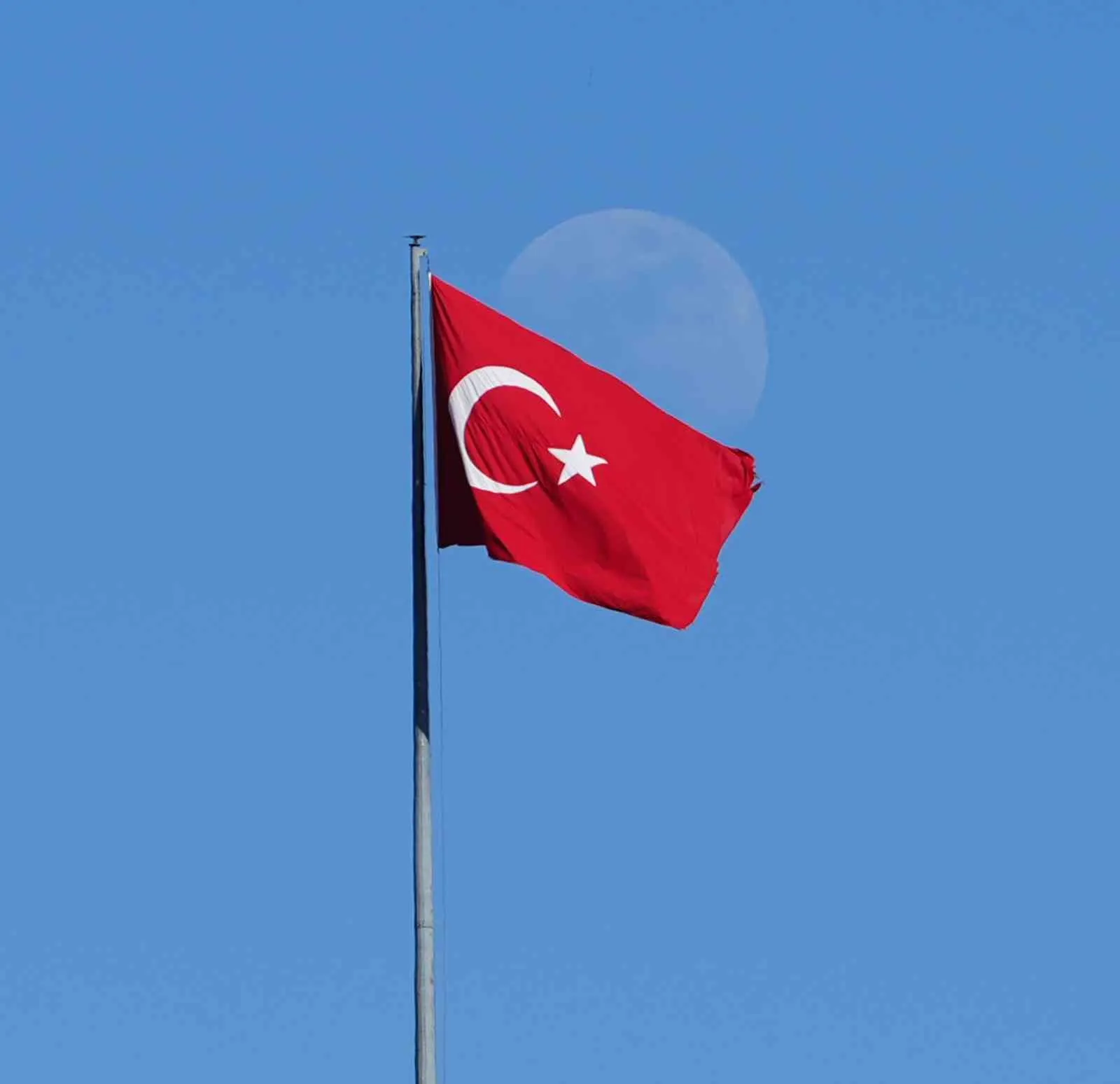 Kırıkkale semalarında estetik buluşma: Ay ve al bayrak aynı karede