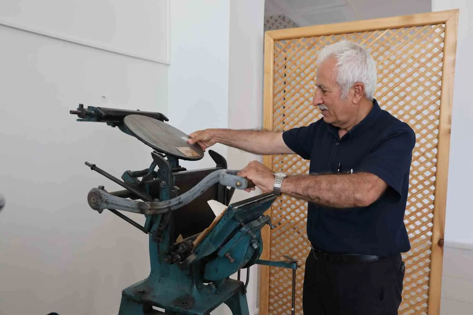 Akademisyen Recep Bağcı’nın 42 yıllık emeği: İletişim tarihine ışık tutan müze