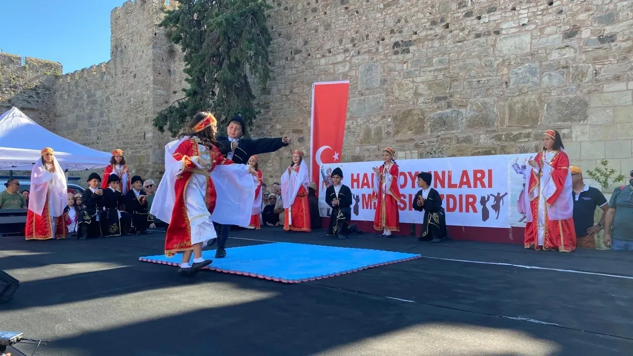 Sinop’ta miniklerden geleneksel rüzgar: Halk oyunları meydanlara taştı