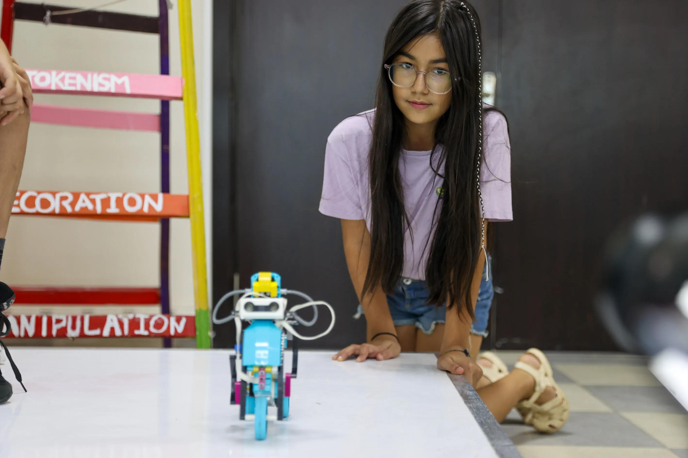 Buca’da teknoloji rüzgarı: Çocuklar kendi robotlarını tasarlıyor