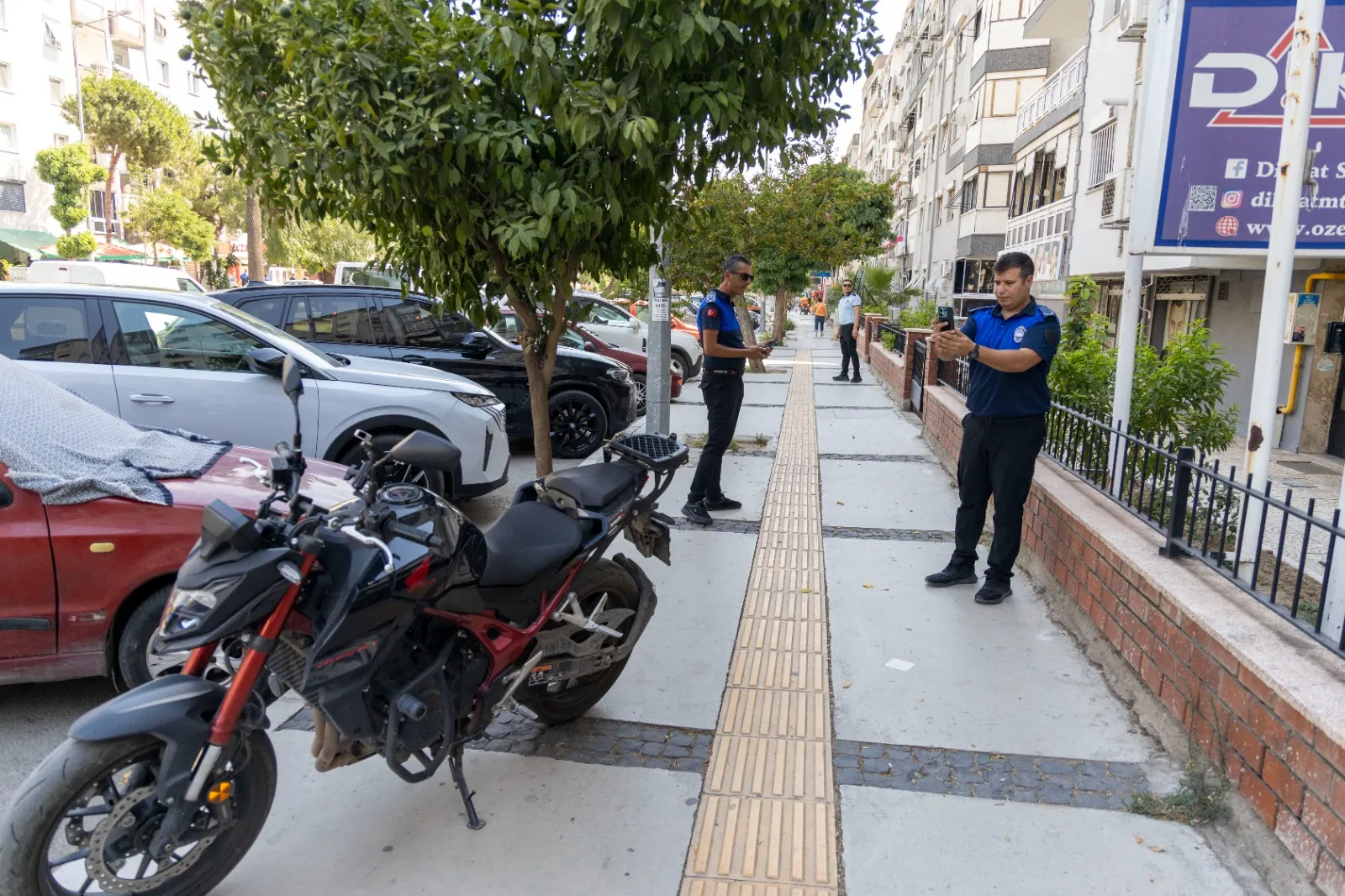 Karşıyaka’da kaldırımlar yayalara kalıyor: İşgal operasyonu başlatıldı