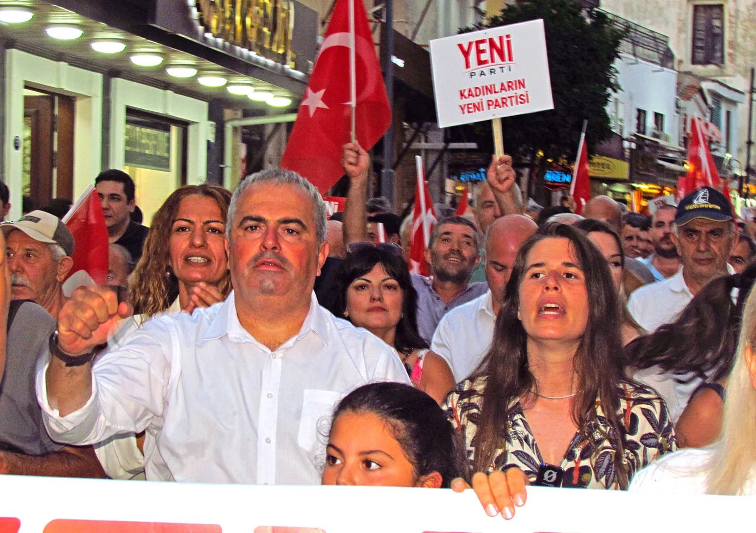 Çeşme siyasetinde deprem: Belediye Başkanı ve ilçe örgütü rotayı YENİ Parti’ye kırdı