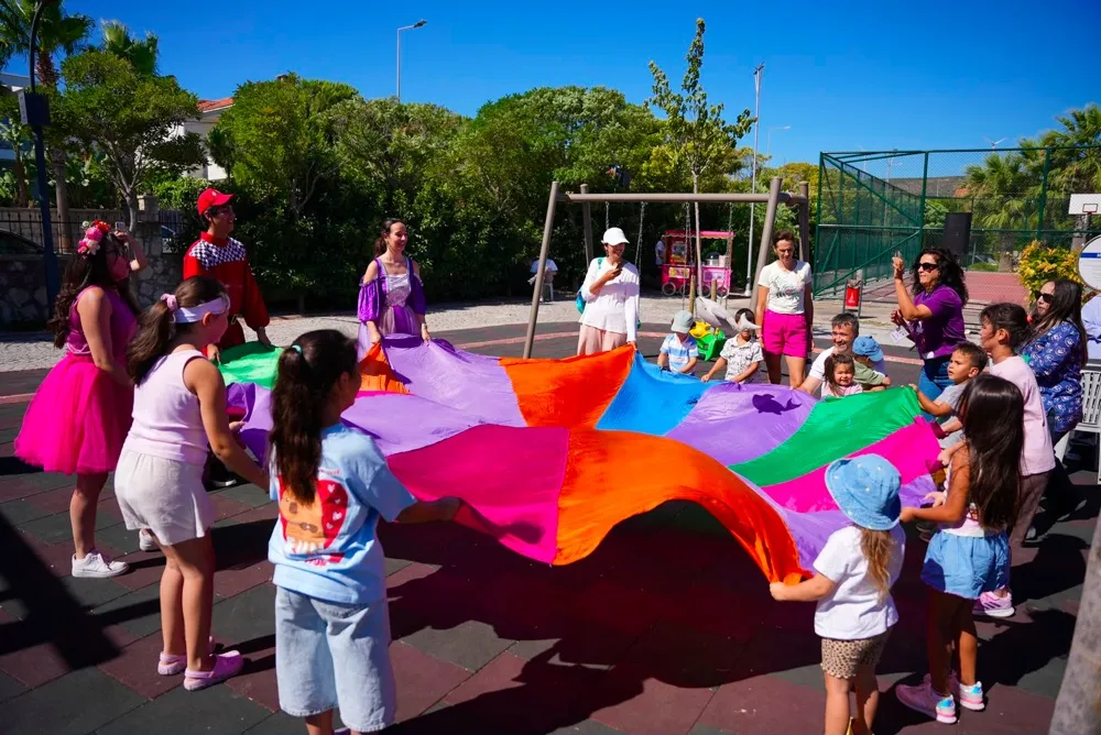Çeşme'de parklar şenlik alanına dönüştü: Yaz boyu eğlence ve müzik bir arada