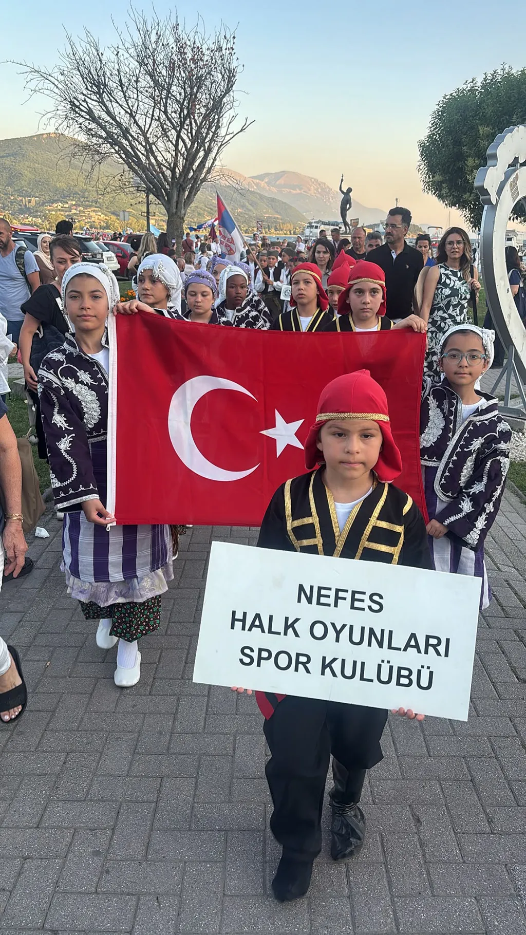 Miniklerin Balkan çıkarması: İzmirli dansçılar Ohrid'de ayakta alkışlandı