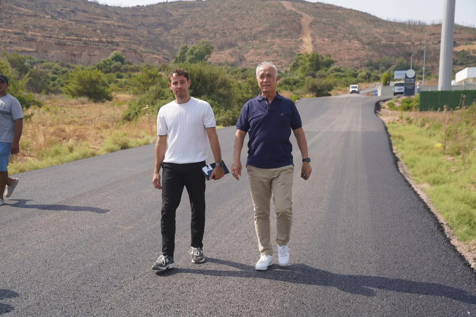 Seferihisar'da yollar yenileniyor: Asfalt hamlesi hız kesmeden sürüyor