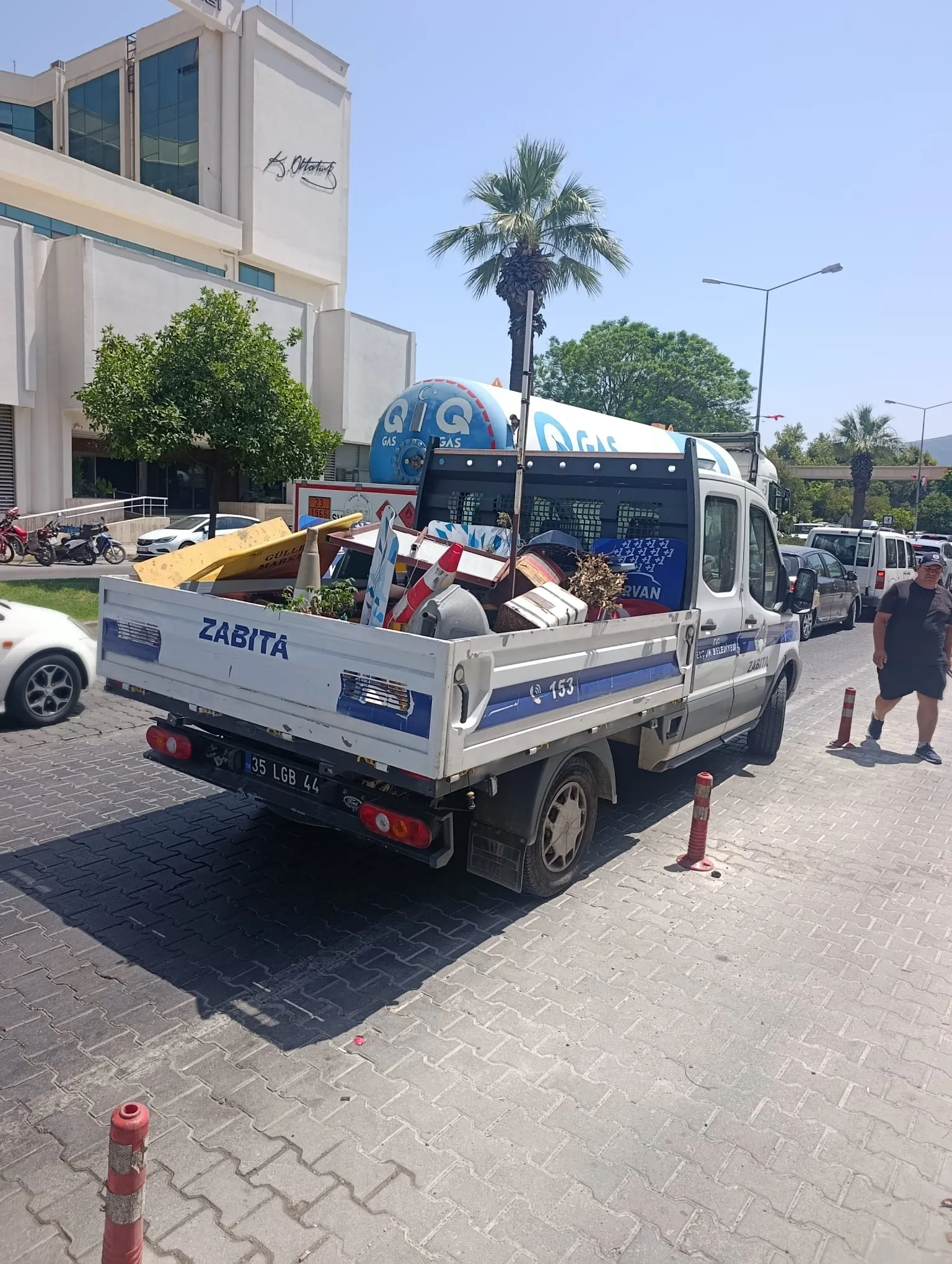 Efes Selçuk'ta kaldırımlar yayalara kalıyor: İşgalci eşyalara zabıta engeli