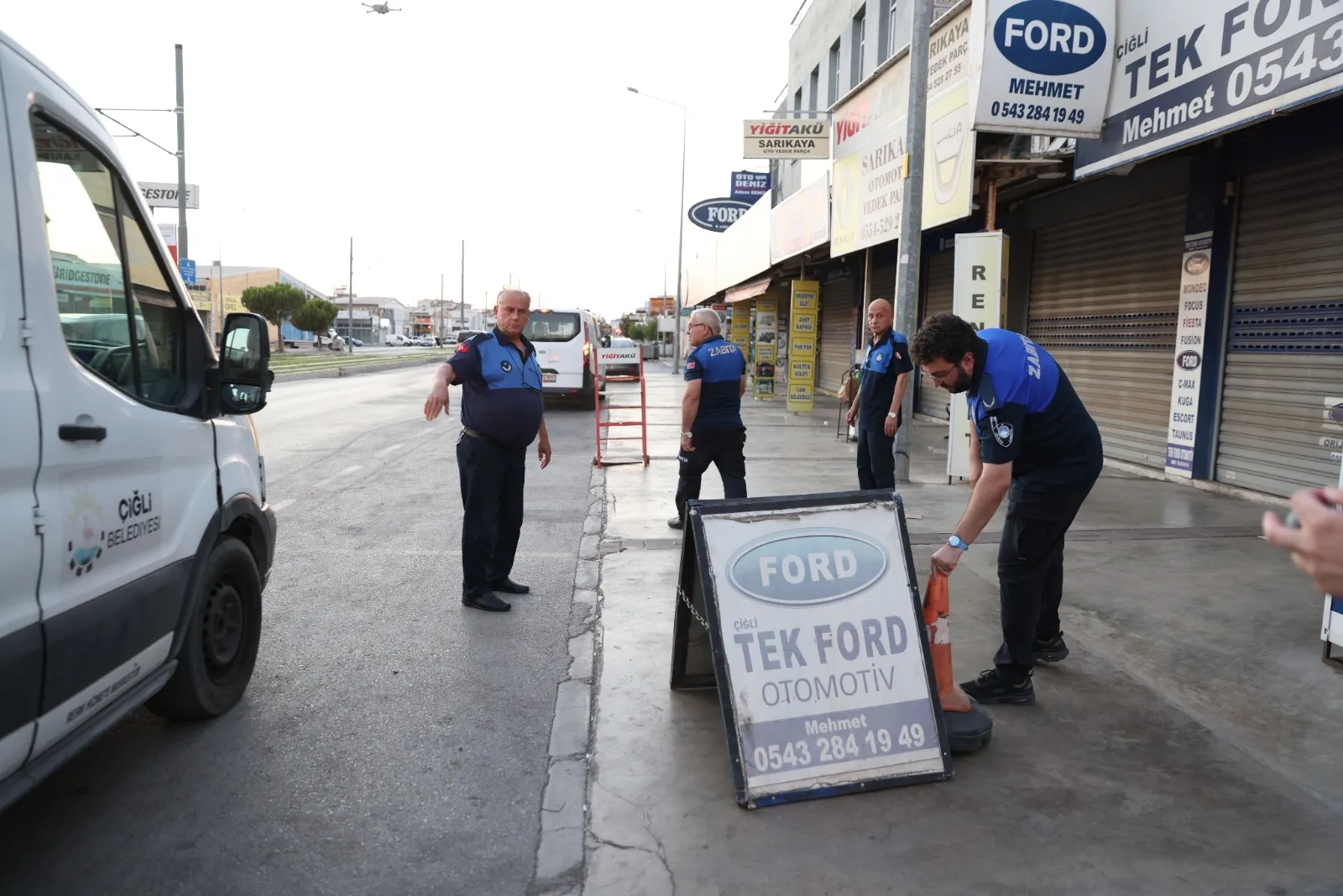 Çiğli’de zabıta mesaisi: Kaldırımlar yayalara açıldı, pazarlarda terazi denetimi yapıldı