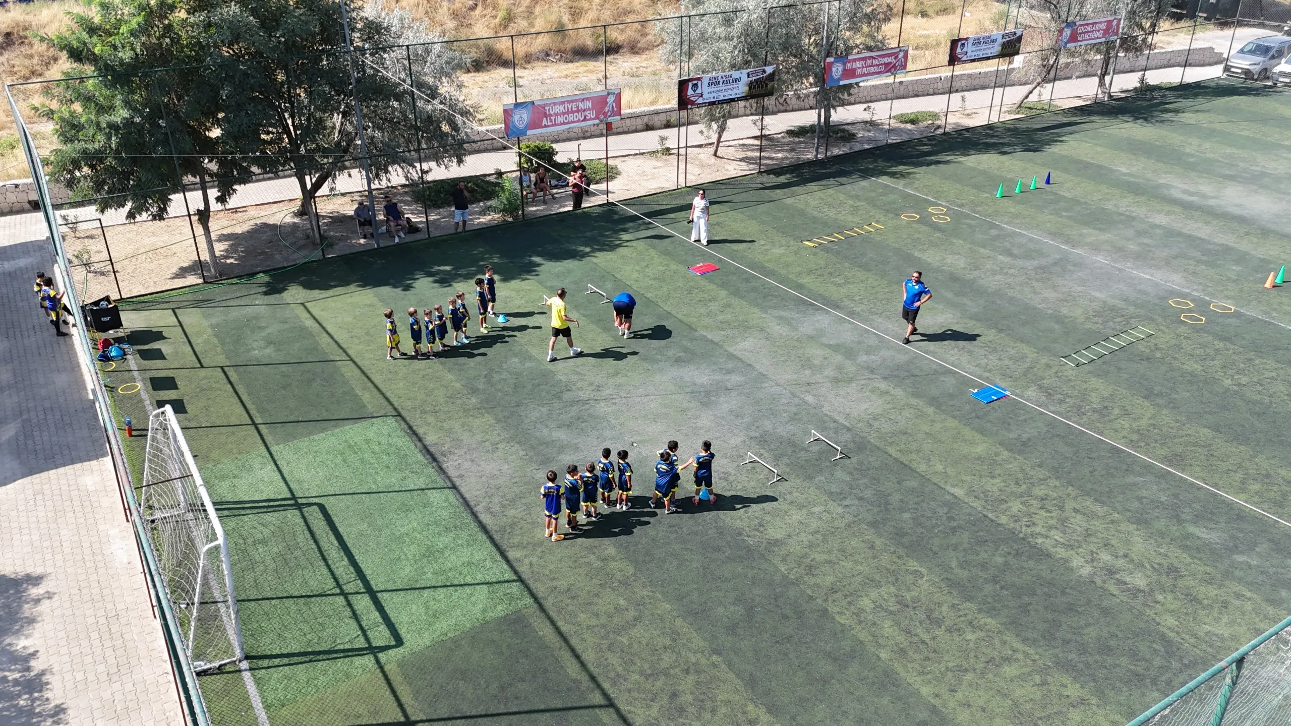 Seferihisar'da tatil sporla değerleniyor: 600 çocuk geleceğe hazırlanıyor