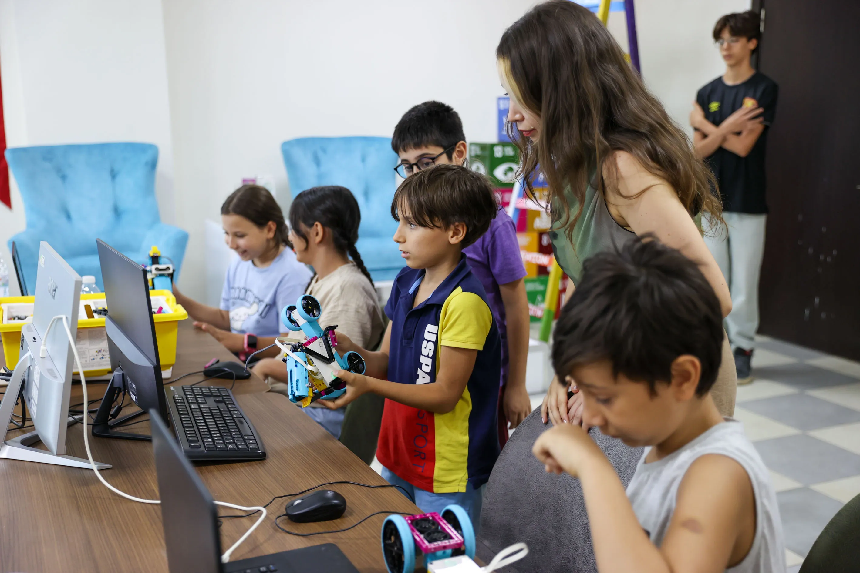 Buca’da teknoloji rüzgarı: Çocuklar kendi robotlarını tasarlıyor
