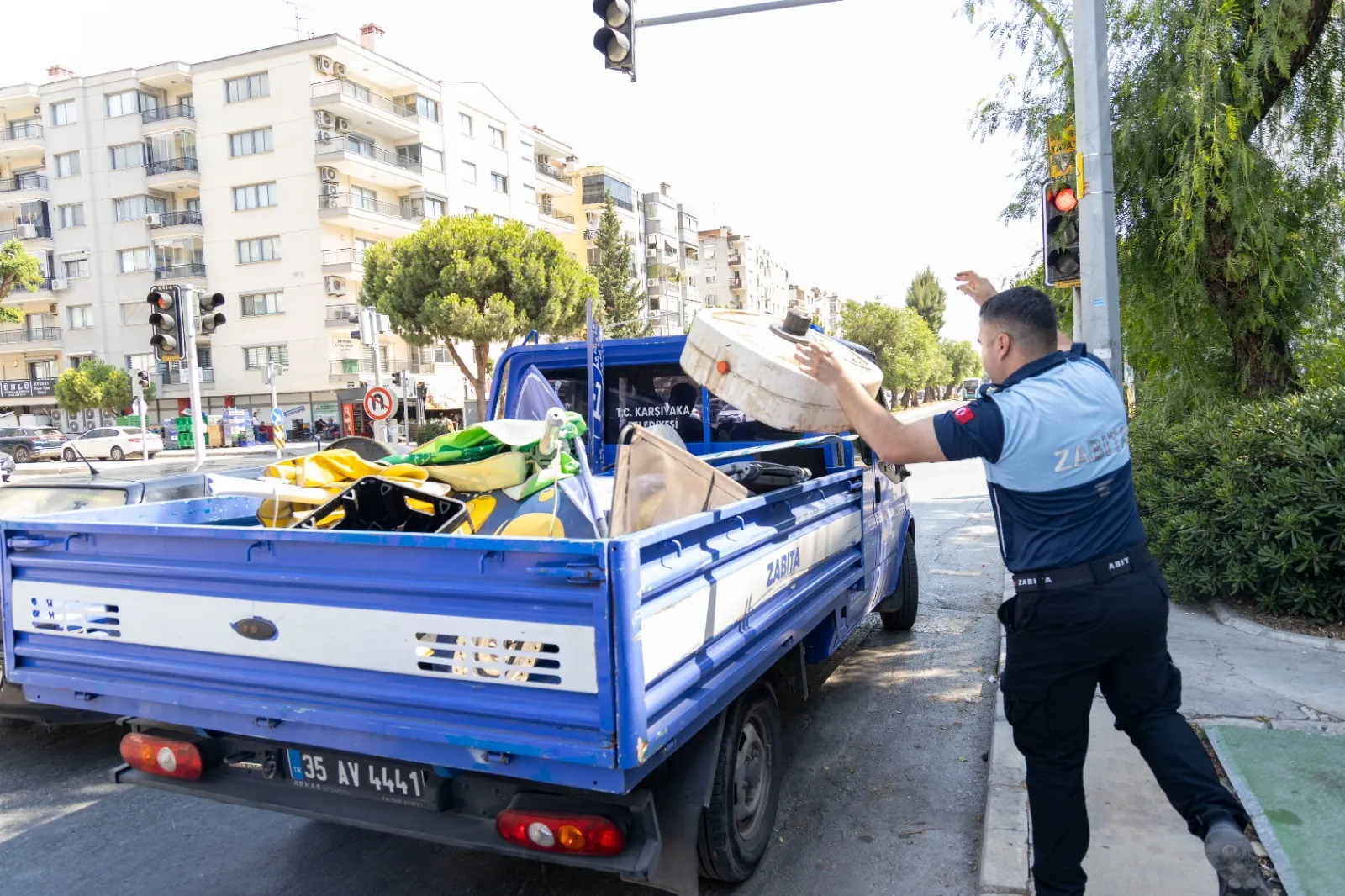 Karşıyaka’da kaldırımlar yayalara kalıyor: İşgal operasyonu başlatıldı