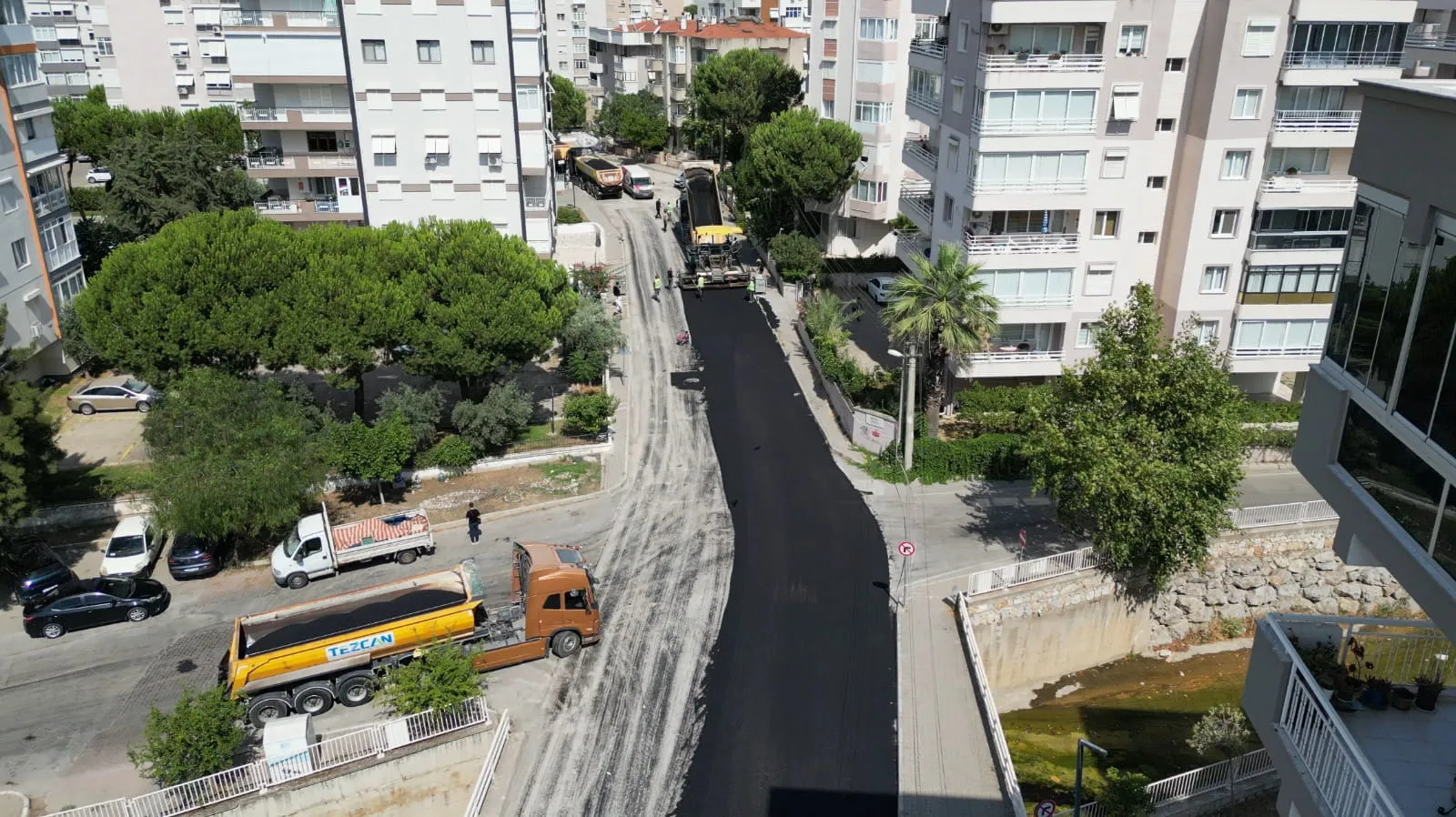 Narlıdere'de asfalt mesaisi: Başkan Uzun'dan "11 mahallede değişim" sözü