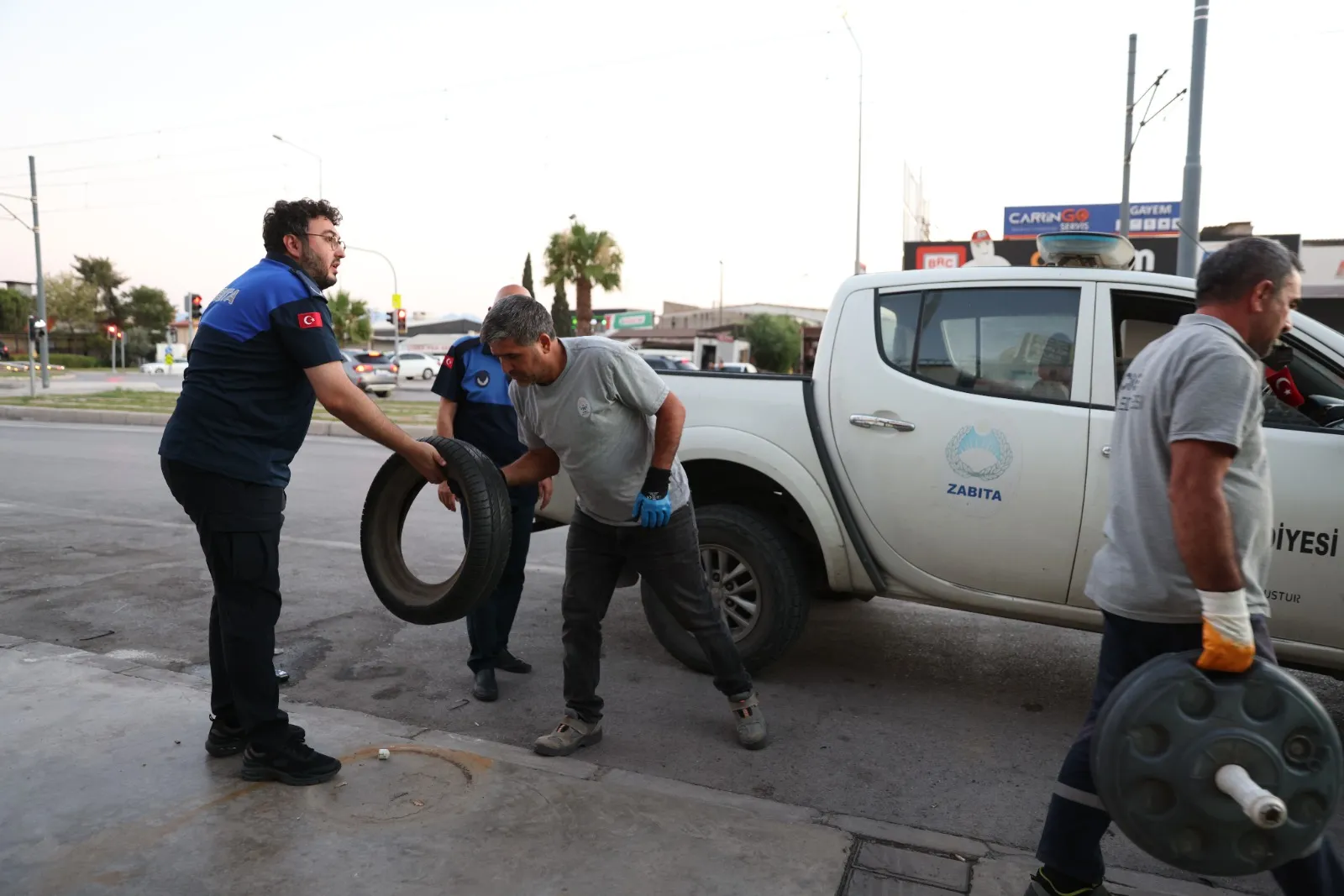 Çiğli’de zabıta mesaisi: Kaldırımlar yayalara açıldı, pazarlarda terazi denetimi yapıldı
