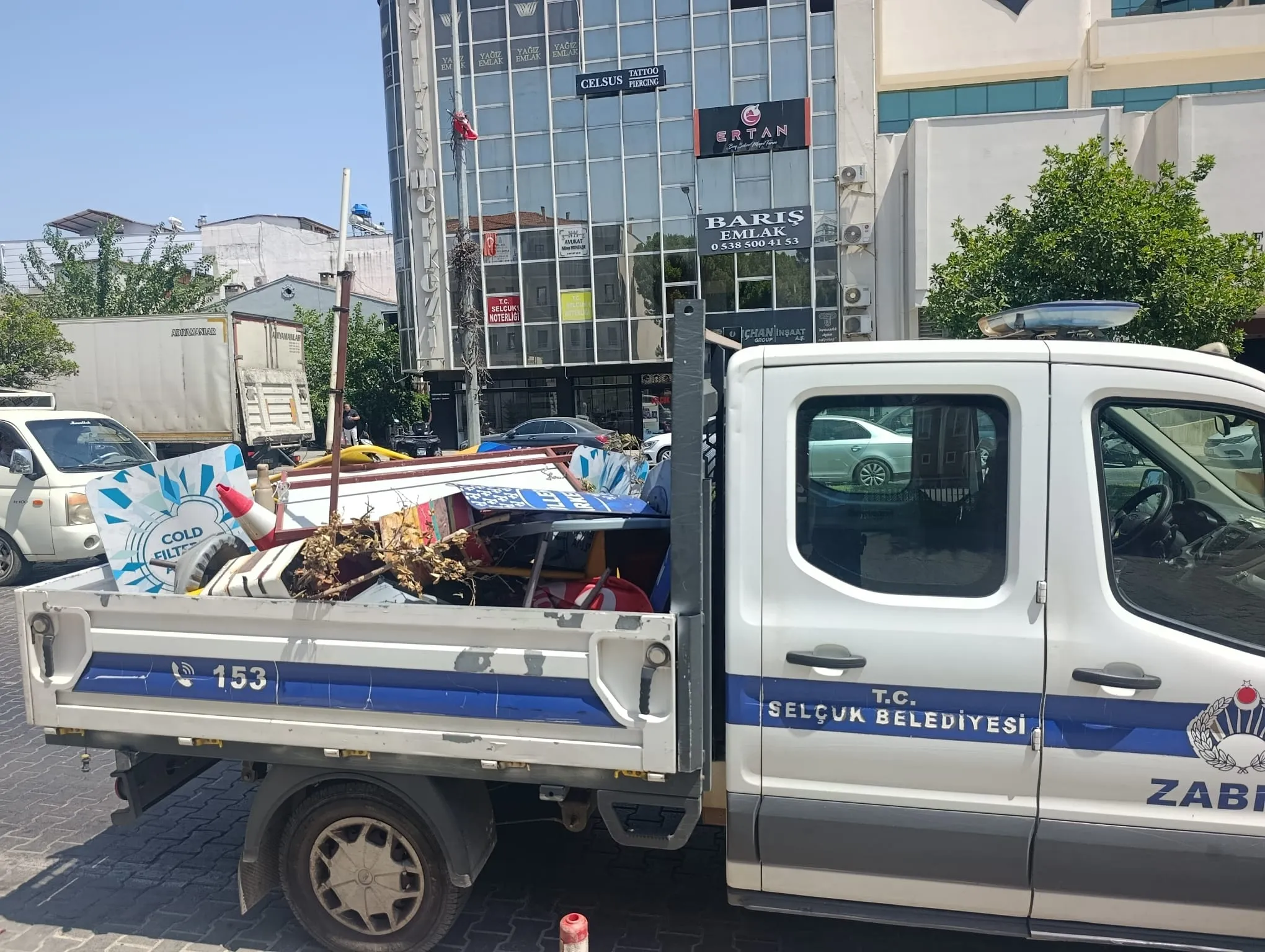 Efes Selçuk'ta kaldırımlar yayalara kalıyor: İşgalci eşyalara zabıta engeli
