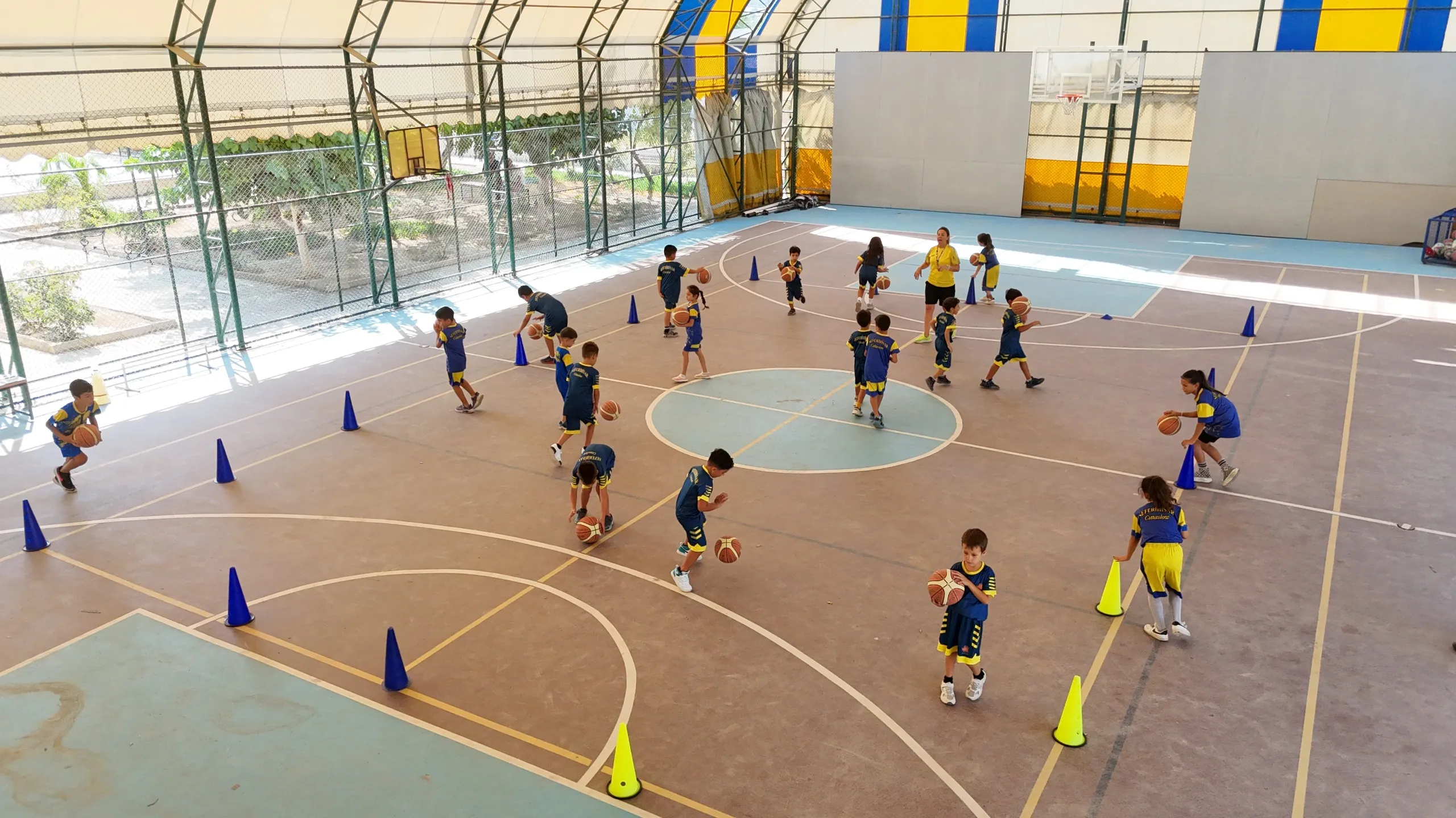 Seferihisar'da tatil sporla değerleniyor: 600 çocuk geleceğe hazırlanıyor