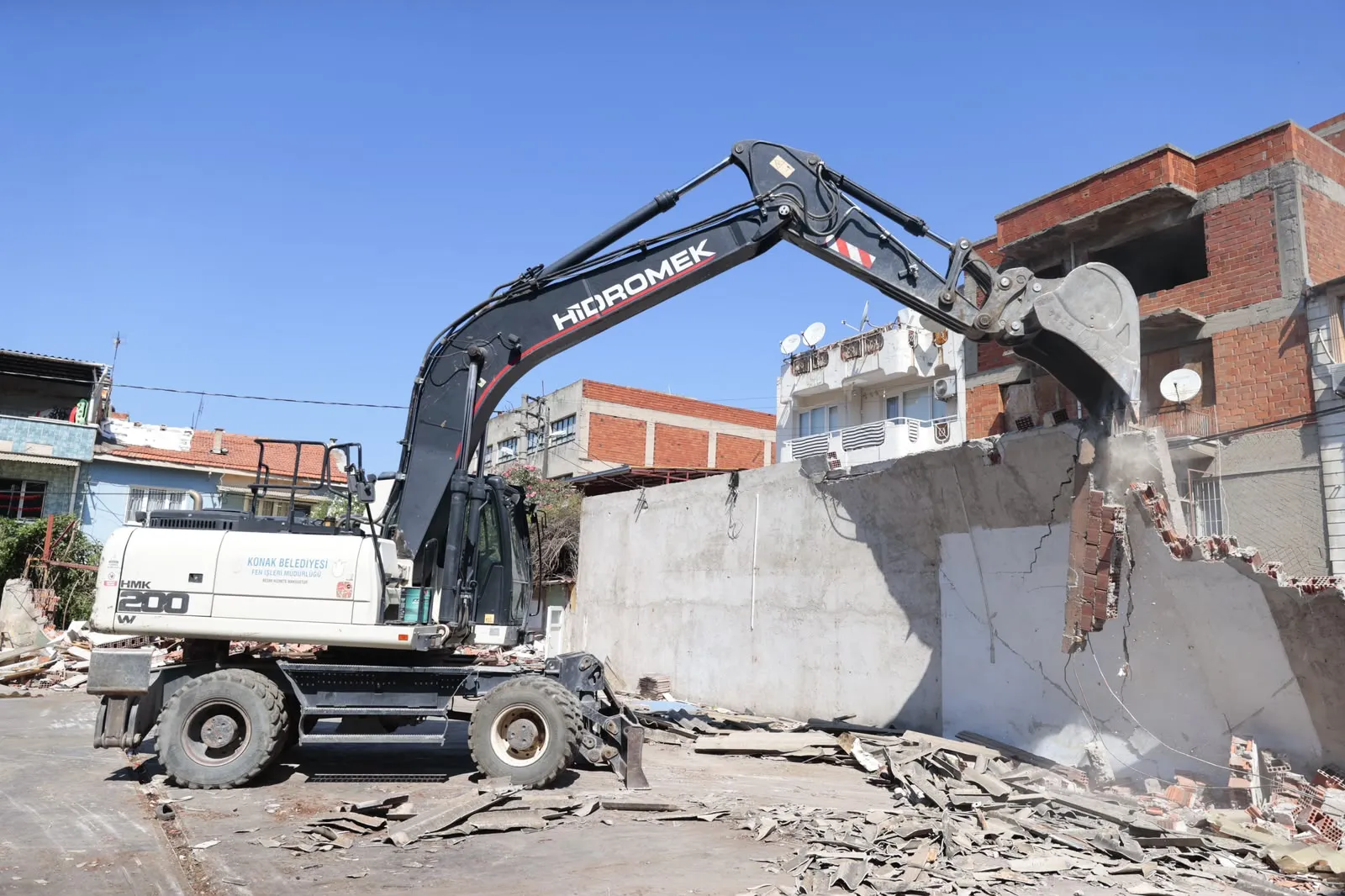 Konak’ta kaçak yapı operasyonu: Ekipler sahaya indi