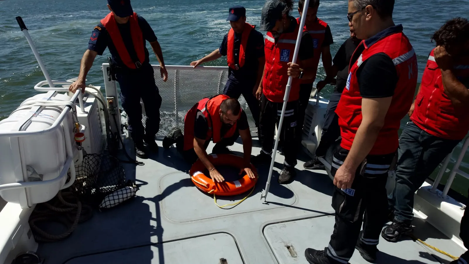 Konak'ın kahramanları bu kez sessiz dostlar için denize açıldı