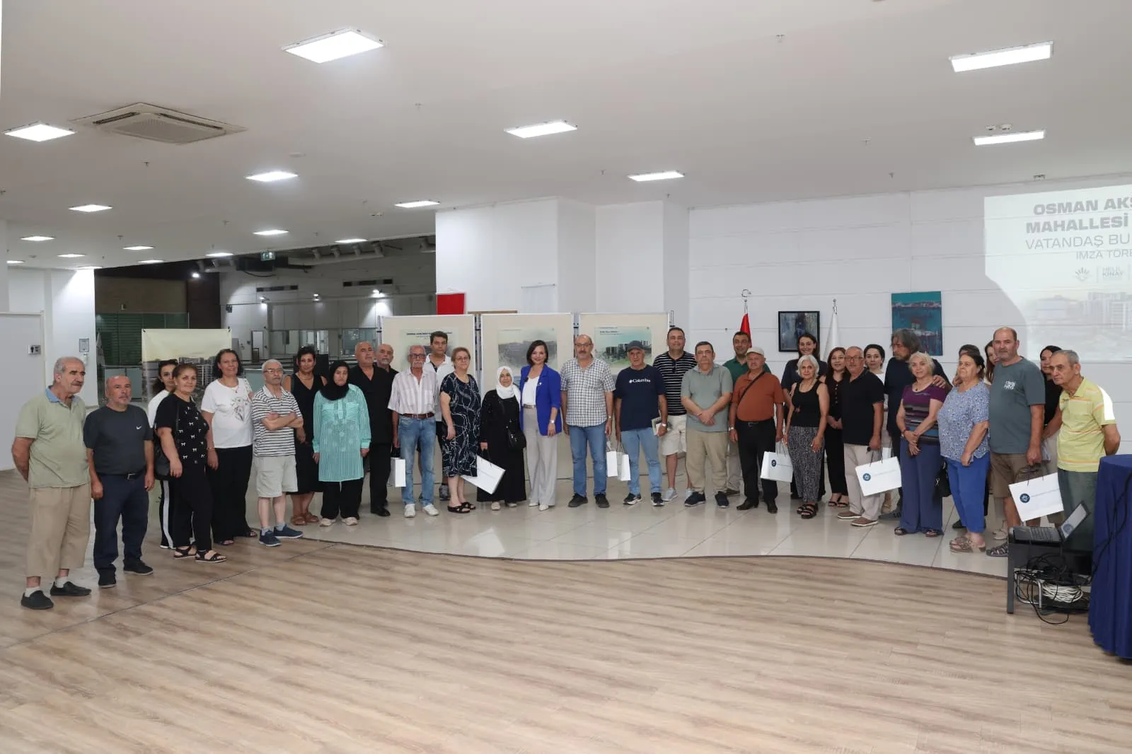 Karabağlar’da dönüşüm için ilk imzalar atıldı: Güvenli konutlar için geri sayım başladı