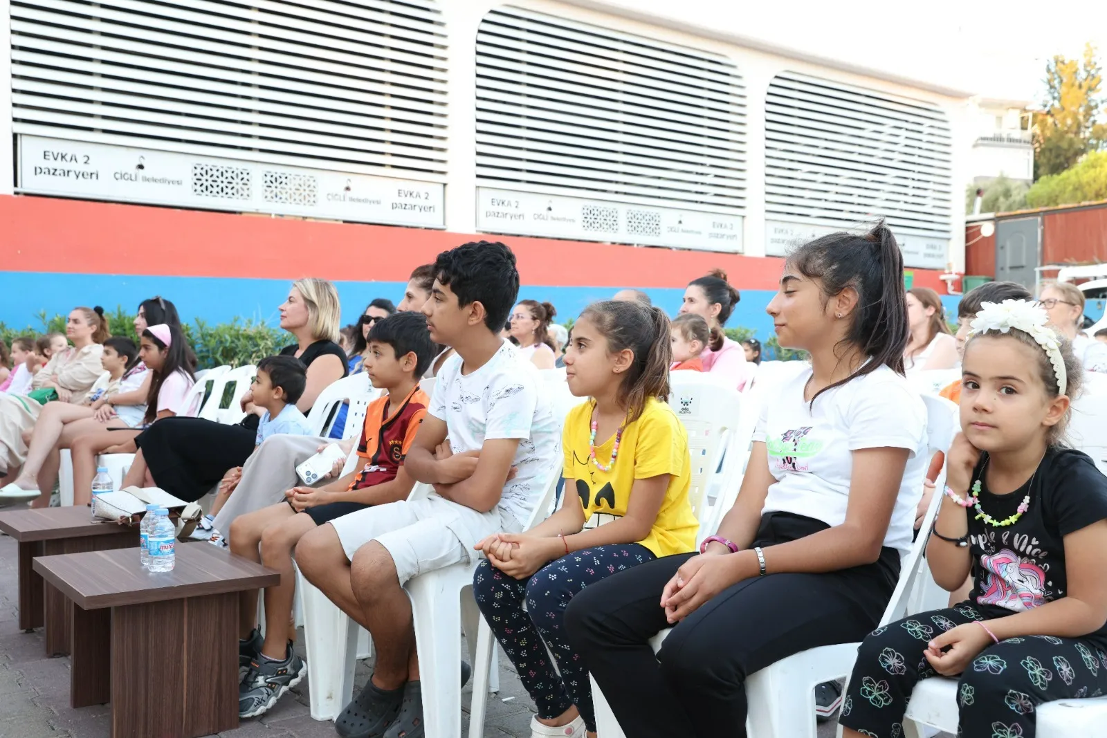 Çiğli’de tiyatro sahnesi sokaklara taştı: Afet bilinci oyunlarla aşılanıyor