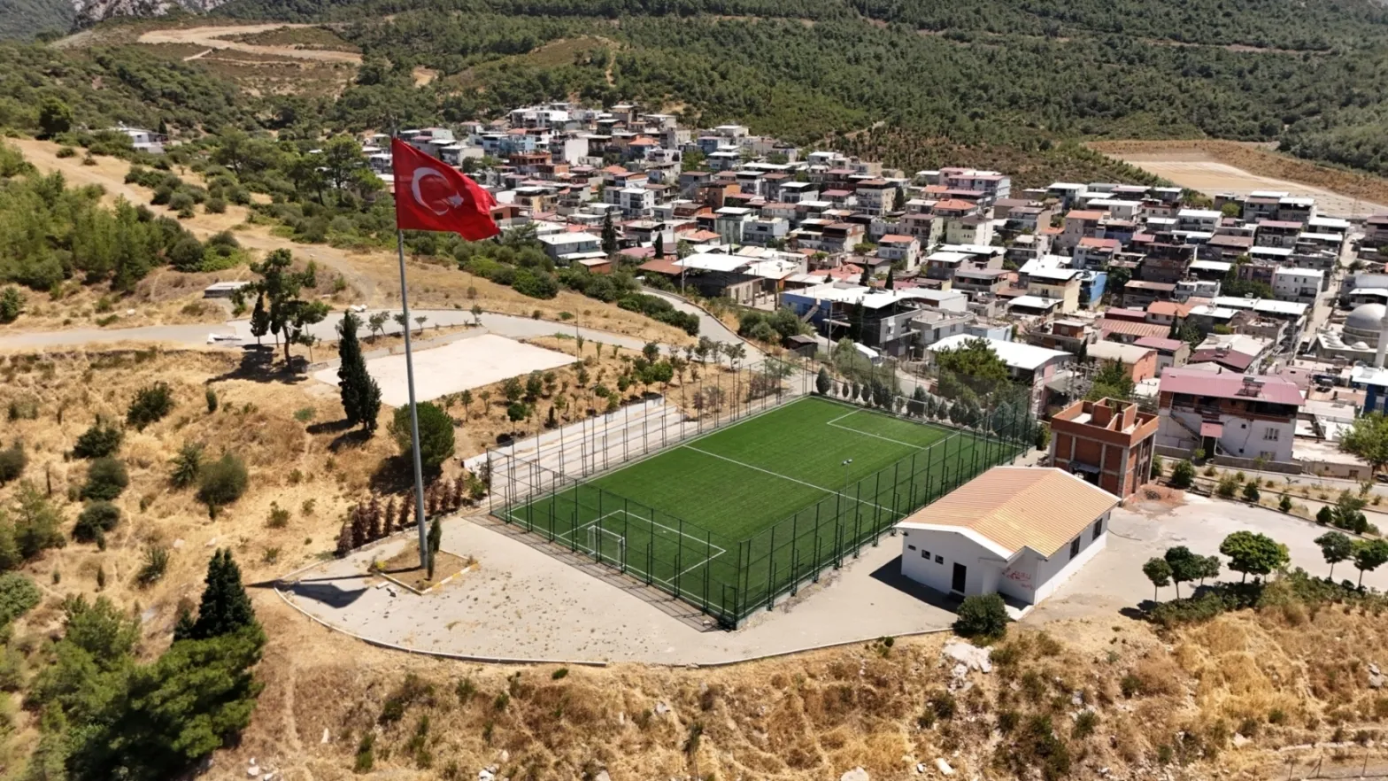 Bornova’da spor seferberliği: Velilerin çağrısına kulak verildi, sahalar yenilendi