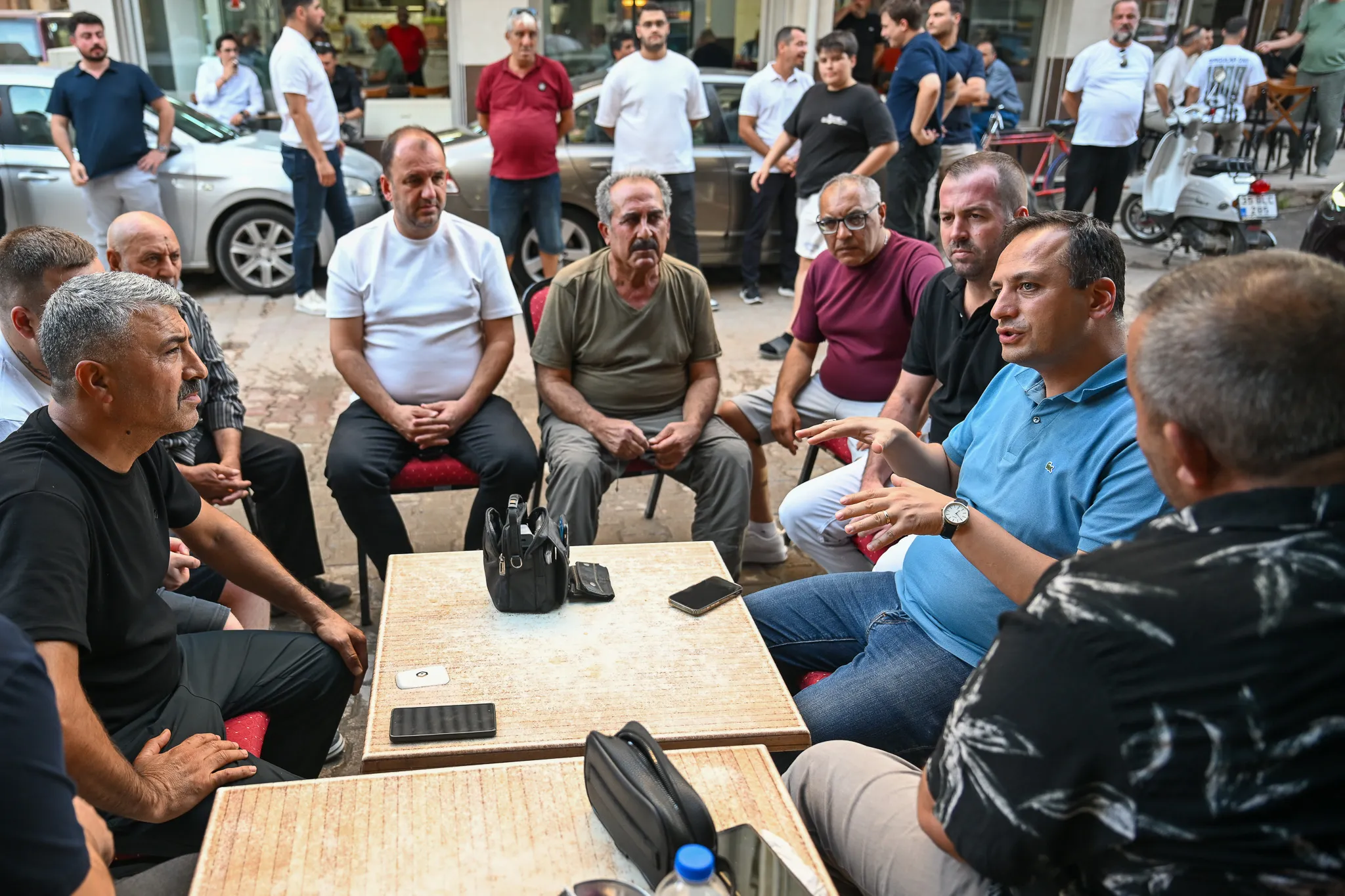 Bornova’da saha mesaisi: Başkan Eşki Çamdibi’nde esnafın nabzını tuttu