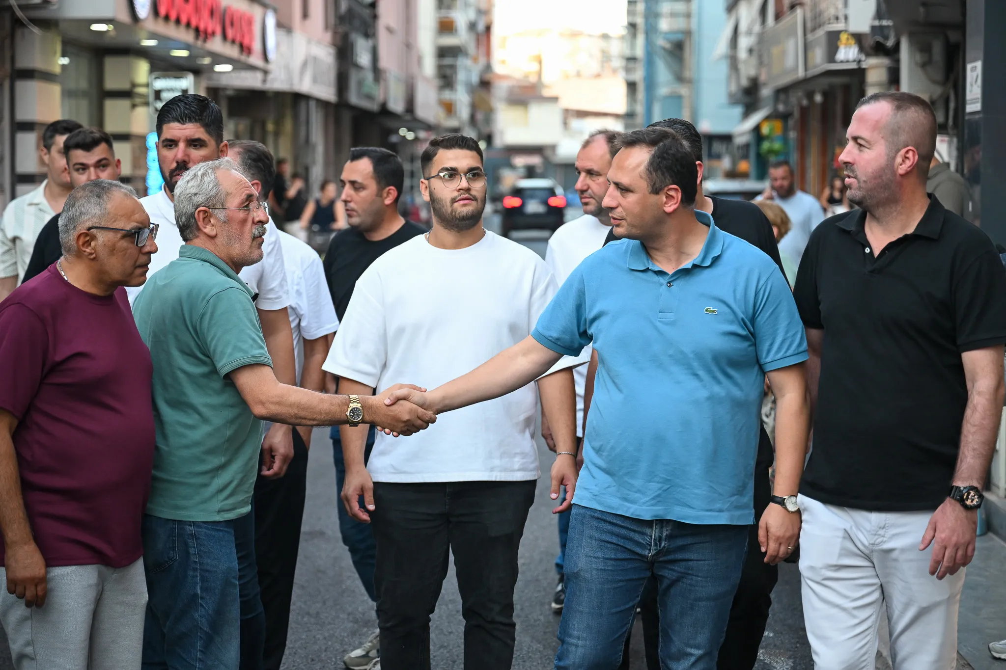 Bornova’da saha mesaisi: Başkan Eşki Çamdibi’nde esnafın nabzını tuttu